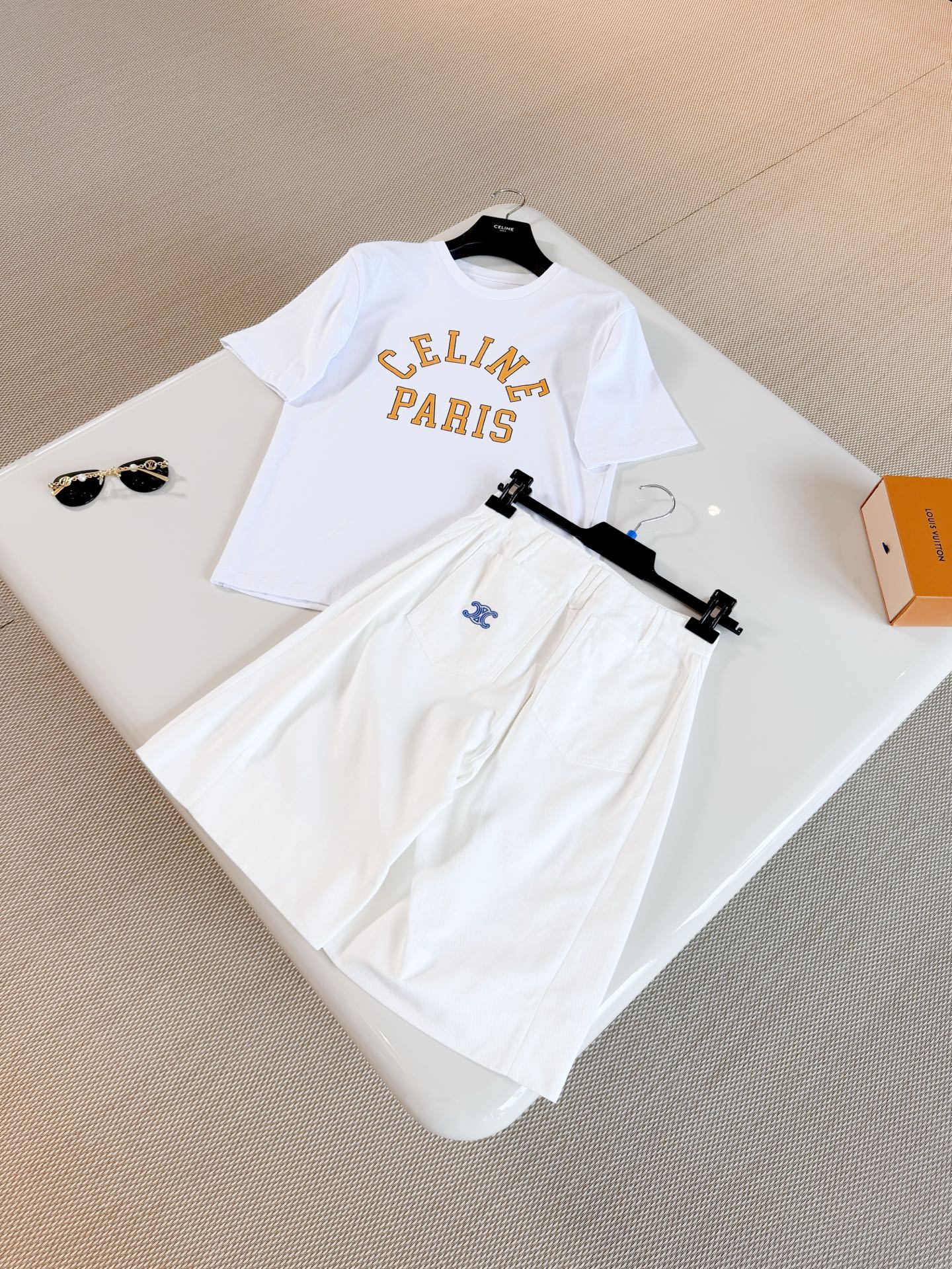 NO:933432,CEL 26S two-color Arc de Triomphe letter printed cotton short-sleeved T-shirt. White letter T-shirt is made of soft cotton fabric. The letter print on the front has a three-dimensional touch and perfect recognition. Loose fit. White and versatile. Simple and high-end feel. Easy to get. Top quality, T-shirt, tees, t-shirt,19860909CEL 26S 双色凯旋门字母印花棉质短袖T恤 白色字母T恤采用柔软棉质面料制作 正面字母印花触感立体,辨识度满分 宽松版型 白色百搭 简约高级感轻松get 顶级品质,,T-shirt,tees，t-shirt,,Women's clothing