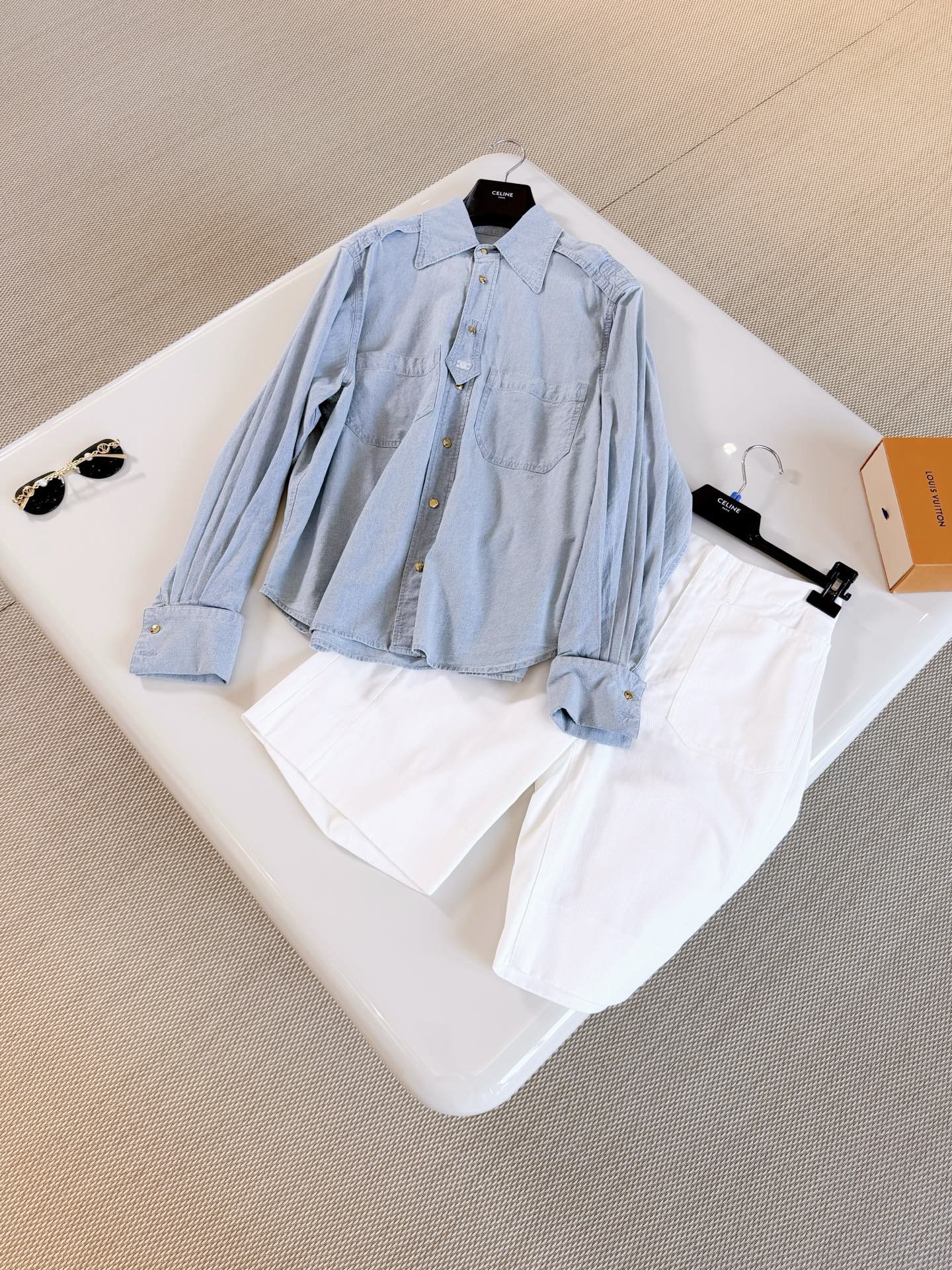 NO:934312,CEL 26S washed blue Arc de Triomphe gold buckle bow tie denim denim shirt Denim bow tie shirt Made of light blue washed denim fabric, soft and skin-friendly, full of retro feel, three-dimensional pockets and Arc de Triomphe gold buckle details embellished with three-dimensional bow tie Practical and design top quality, shirts,19860909CEL 26S 水洗蓝凯旋门金扣领结丹宁牛仔衬衫 牛仔领结衬衫 采用浅蓝色水洗牛仔面料柔软亲肤 复古感满满,立体口袋和凯旋门金扣细节 点缀立体领结 实用又有设计感 顶级品质,,shirts,,Women's clothing