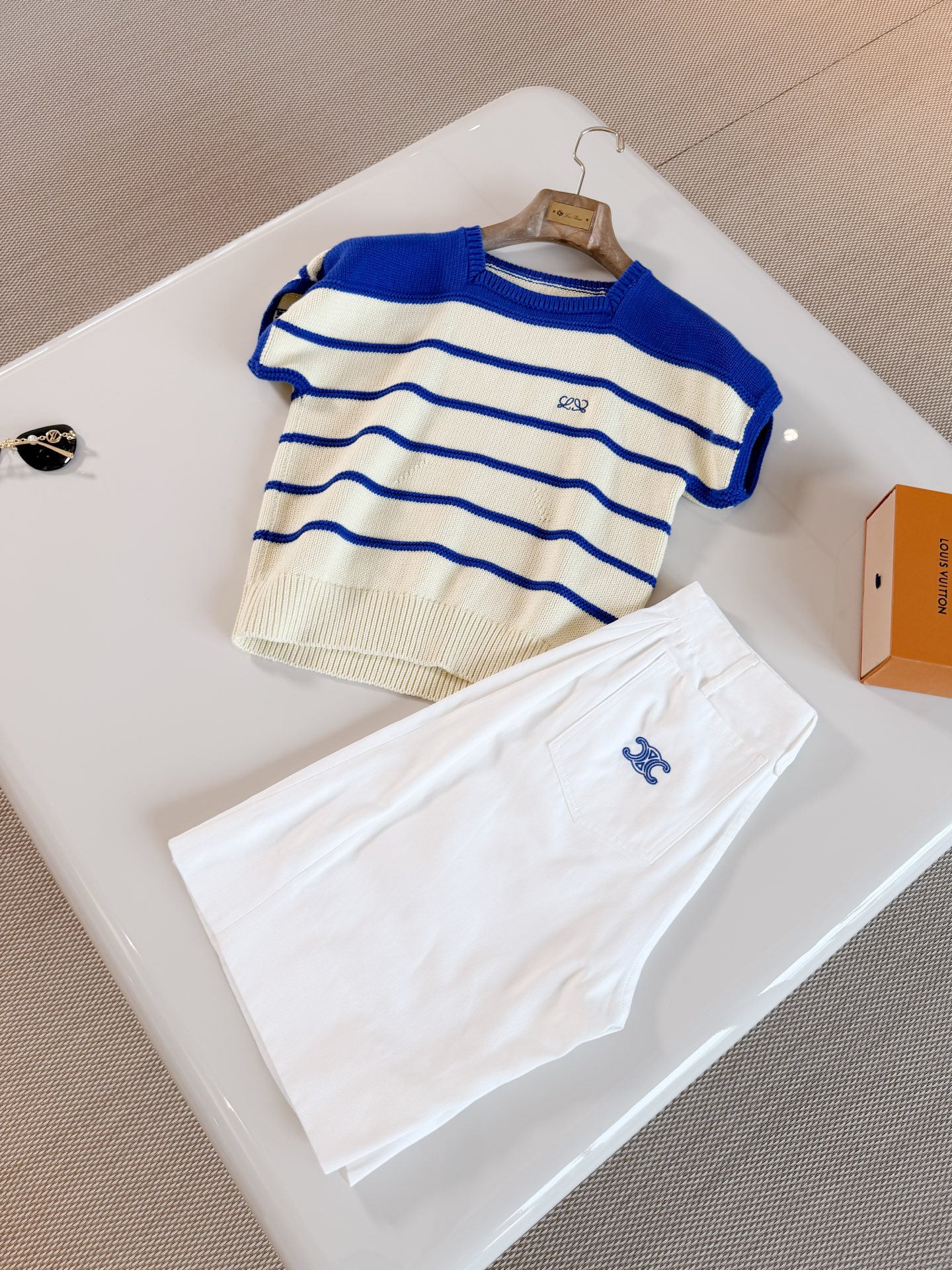 NO:934346,LOW 26S Blue and yellow contrasting striped square-neck knitted short top. Striped knitted short sleeves are made of cotton blended fabrics. Klein blue + cream yellow contrasting colors, retro and fresh. Anagram embroidery on the chest is low-key and recognizable. Top quality, T-shirt,19860909LOW 26S 蓝黄撞色条纹方领针织短款上衣 条纹针织短袖采用棉质混纺面料针织制作而成 克莱因蓝+奶黄色撞色,复古又清新 胸前Anagram刺绣低调有辨识度 顶级品质,,T-shirt,,Women's clothing