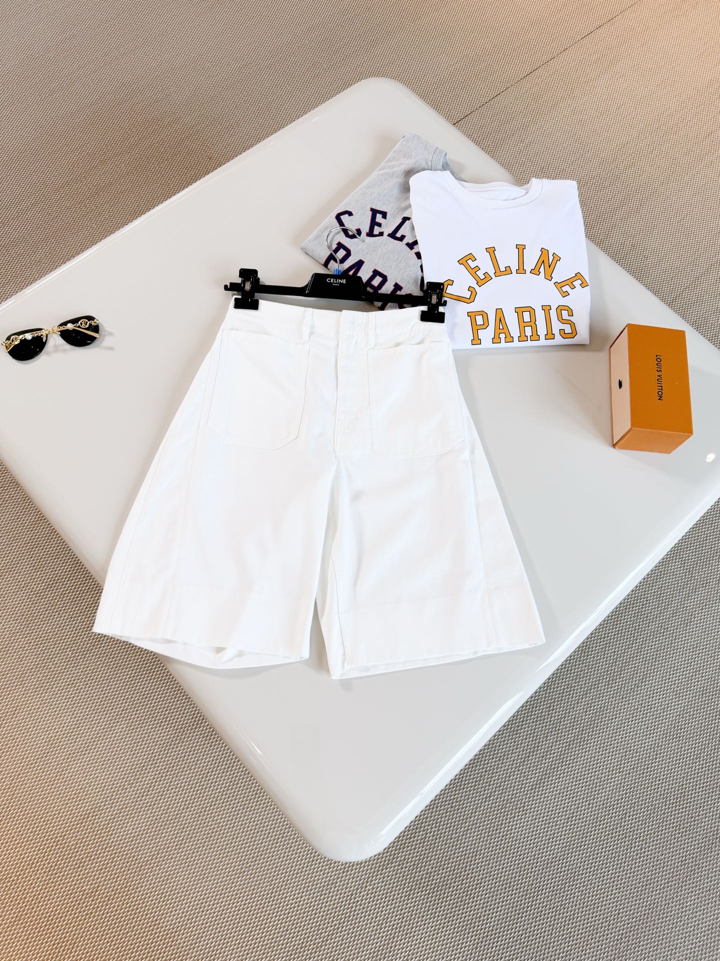 NO:933472,CEL 26W Arc de Triomphe embroidered BOYFRIE white moonlight denim shorts. Turkish eco-friendly cotton, light and breathable. Short wide-leg design to modify the leg shape. Blue embroidered logo on the back pocket is super recognizable. White versatile white moonlight straight shorts. Full of relaxation. Top quality,,shorts,19860909CEL 26W 凯旋门刺绣BOYFRIE白月光牛仔短裤 土耳其环保棉轻薄透气 短款阔腿设计修饰腿型,后侧口袋蓝色刺绣logo超有辨识度 白色百搭白月光直筒短裤 松弛感拉满 顶级品质,,shorts,,Women's clothing