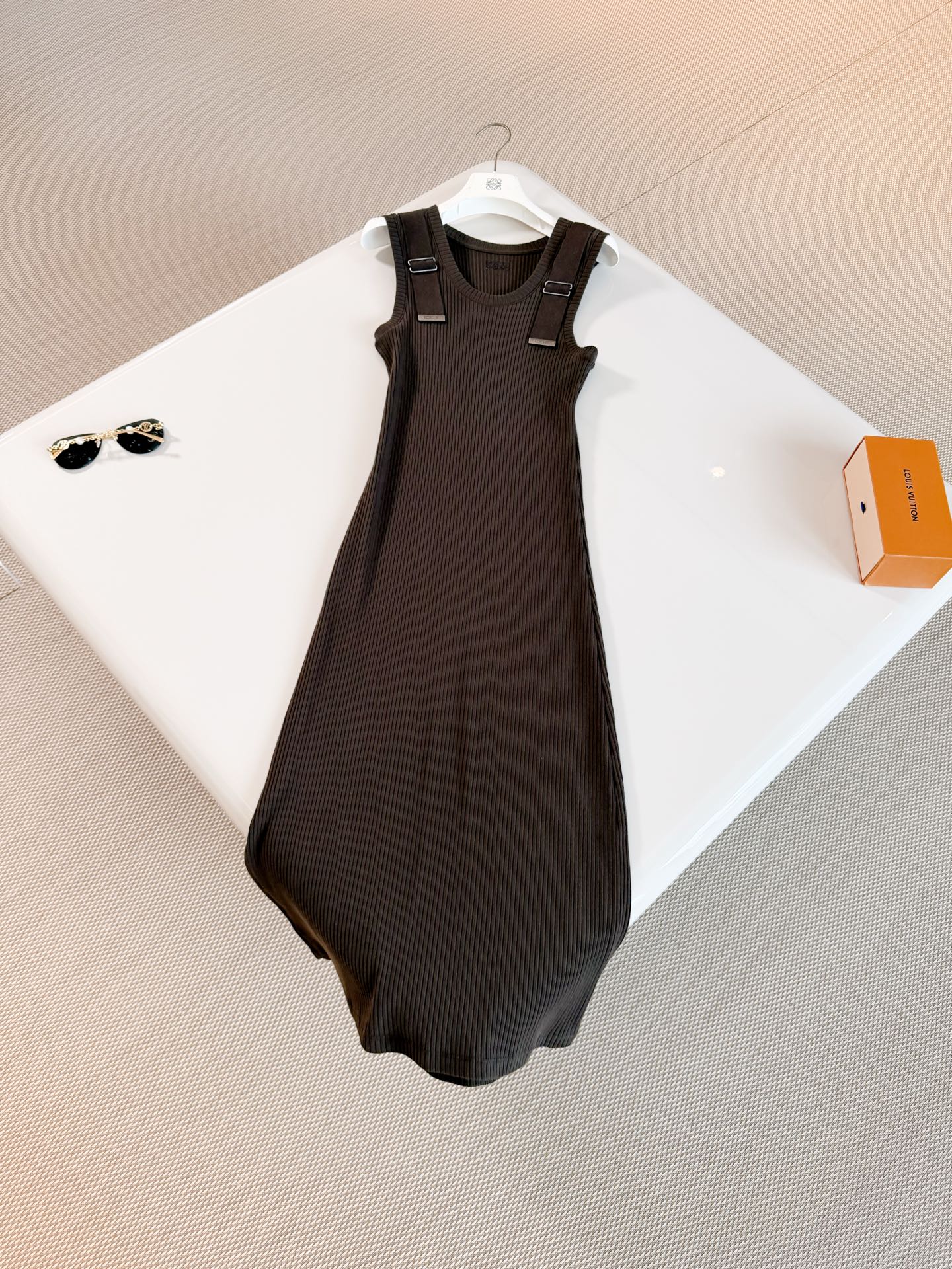 NO:934339,LOW 26S Ribbed knitted long sleeveless dress with metal buckle shoulder straps. The ribbed sundress is made of cotton fabric. The adjustable shoulder straps are engraved with the brand logo on the end of the metal buckle. It is slim fit and fits the body shape. The industrial style details are very recognizable. Top quality for sale,,skirts,19860909LOW 26S 金属扣肩带罗纹针织长款无袖连衣裙 罗纹背心裙采用棉质面料制作而成 肩带可调节金属扣末端刻有品牌标志,修身剪裁贴合身形 工业风细节超有辨识度 顶级品质发售,,skirts,,Women's clothing