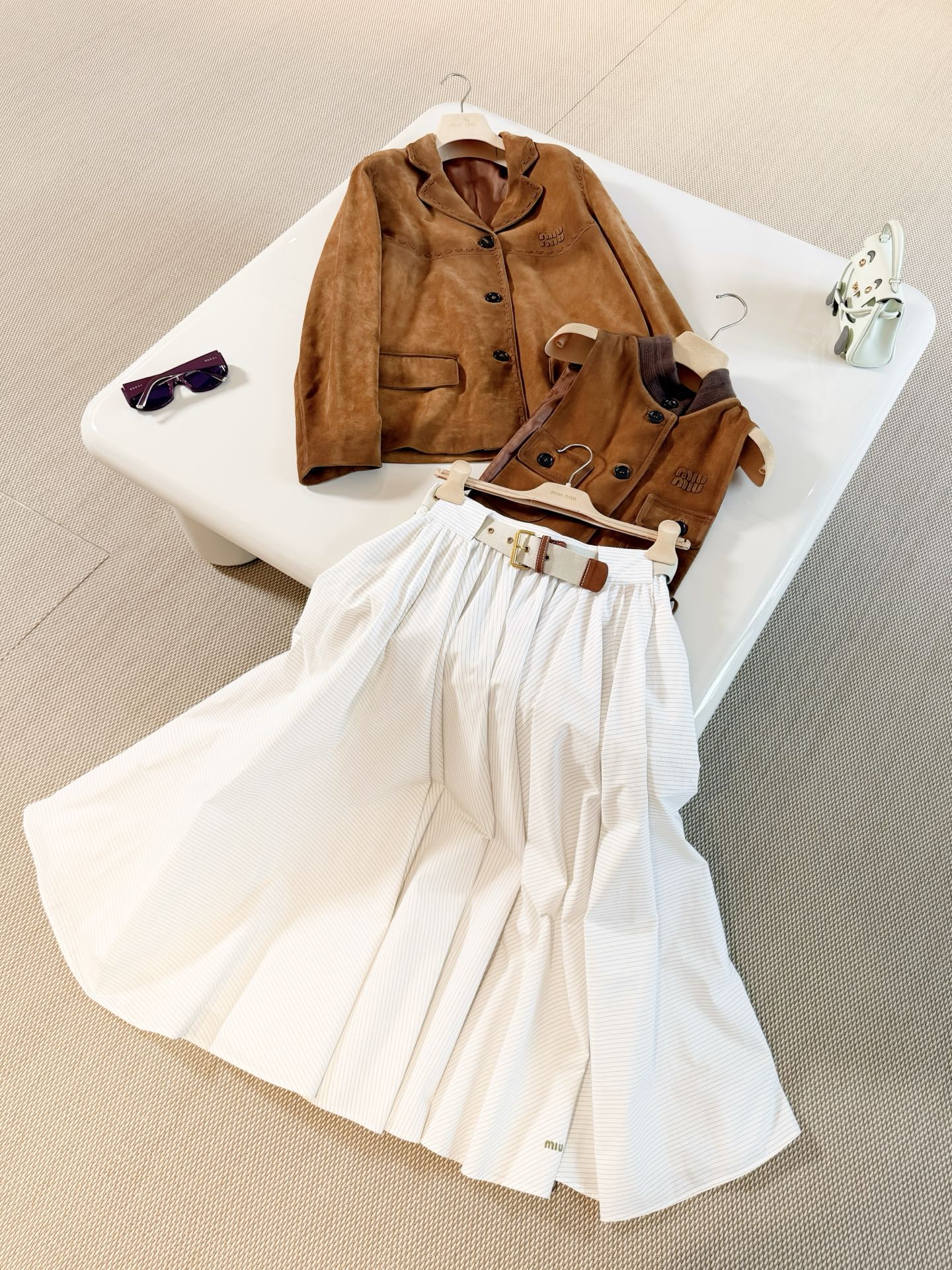 NO:935031,MIU 26S deerskin hand-woven leather suit jacket. The suit reinterprets the retro style through exquisite texture. The hand-waxed treatment adds charm, and the hand-made straps surround the suit silhouette. Miu three-dimensional logo. Top quality sale,,miumiu,jackets & coats,business suit,19860909MIU 26S 鹿皮绒手工编织皮革西装夹克 西装通过精致的质感重新诠释复古风格 手工涂蜡处理增添了魅力,纯手工穿带环绕西装廓形 miu立体徽标 顶级品质发售,,miumiu,jackets & coats,business suit,,Women's clothing