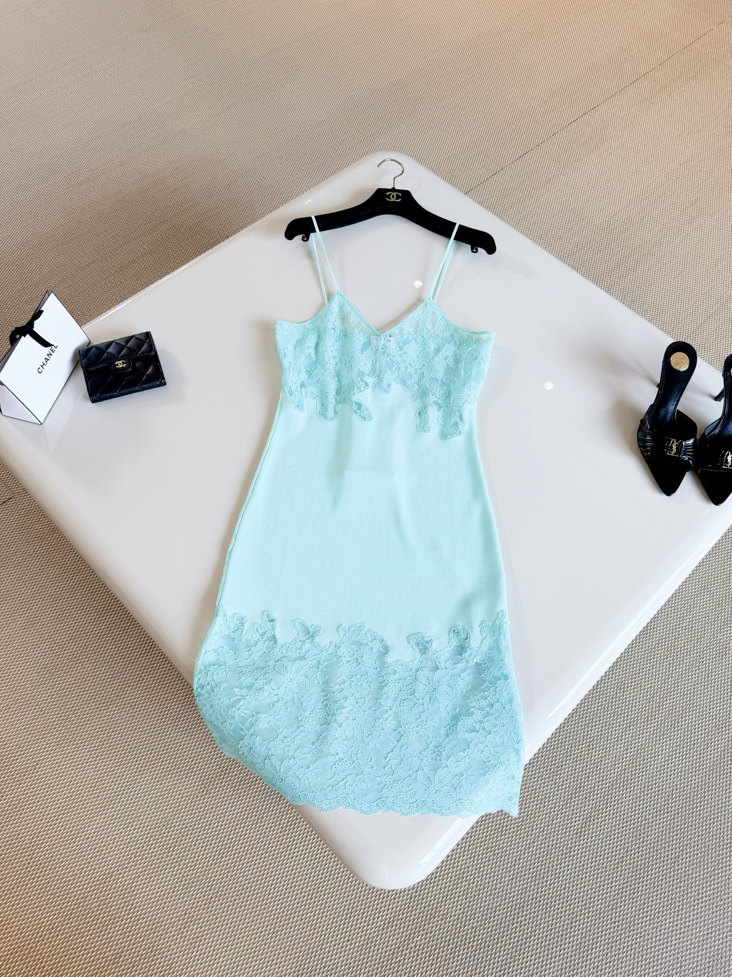 NO:935068,CHA 26S three-color hollow floral lace splicing knitted suspender dress. Tiffany blue lace spliced ​​dress is made of knitted fabrics. V-neck suspender + irregular lace design hem. Fresh, elegant and a little feminine. The double C pendant on the back is full of brand feeling. Top quality,,skirts,19860909CHA 26S 三色镂空花卉蕾丝拼接针织吊带连衣裙 蒂凡尼蓝蕾丝拼接连衣裙采用针织面料制作而成,V领吊带+不规则蕾丝设计下摆 清新优雅又带点柔美 后背双C挂件品牌感十足 顶级品质,,skirts,,Women's clothing