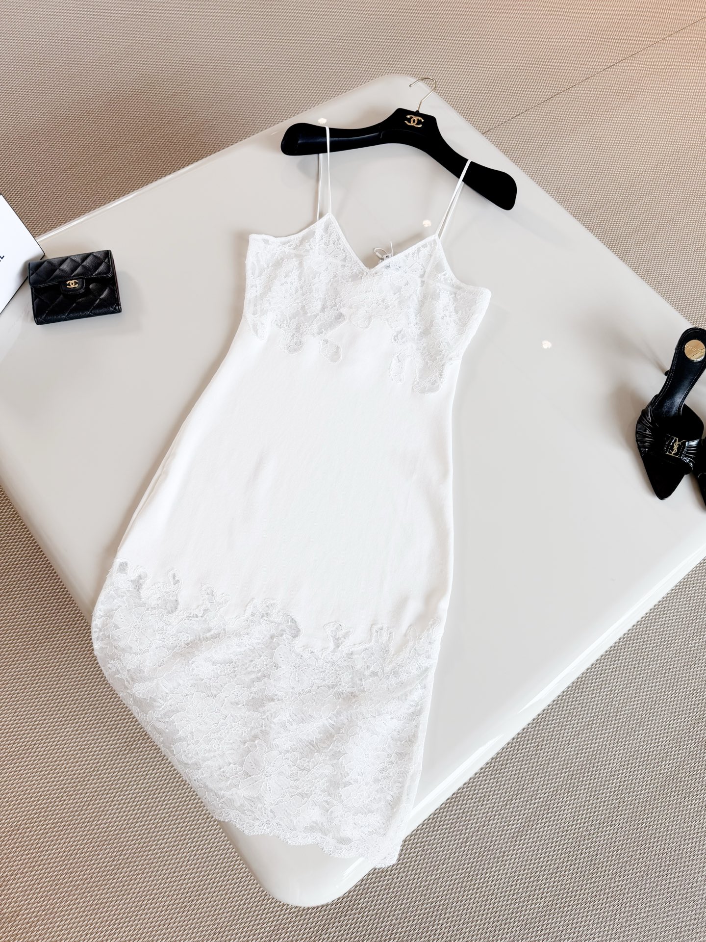 NO:935056,CHA 26S three-color hollow floral lace splicing knitted suspender dress. The white lace spliced ​​dress is made of knitted fabric. V-neck suspender + irregular lace design hem, fresh, elegant and a little feminine. The double C pendant on the back is full of brand feeling. Top quality,,skirts,19860909CHA 26S 三色镂空花卉蕾丝拼接针织吊带连衣裙 白色蕾丝拼接连衣裙采用针织面料制作而成 V领吊带+不规则蕾丝设计下摆,清新优雅又带点柔美 后背双C挂件品牌感十足 顶级品质,,skirts,,Women's clothing