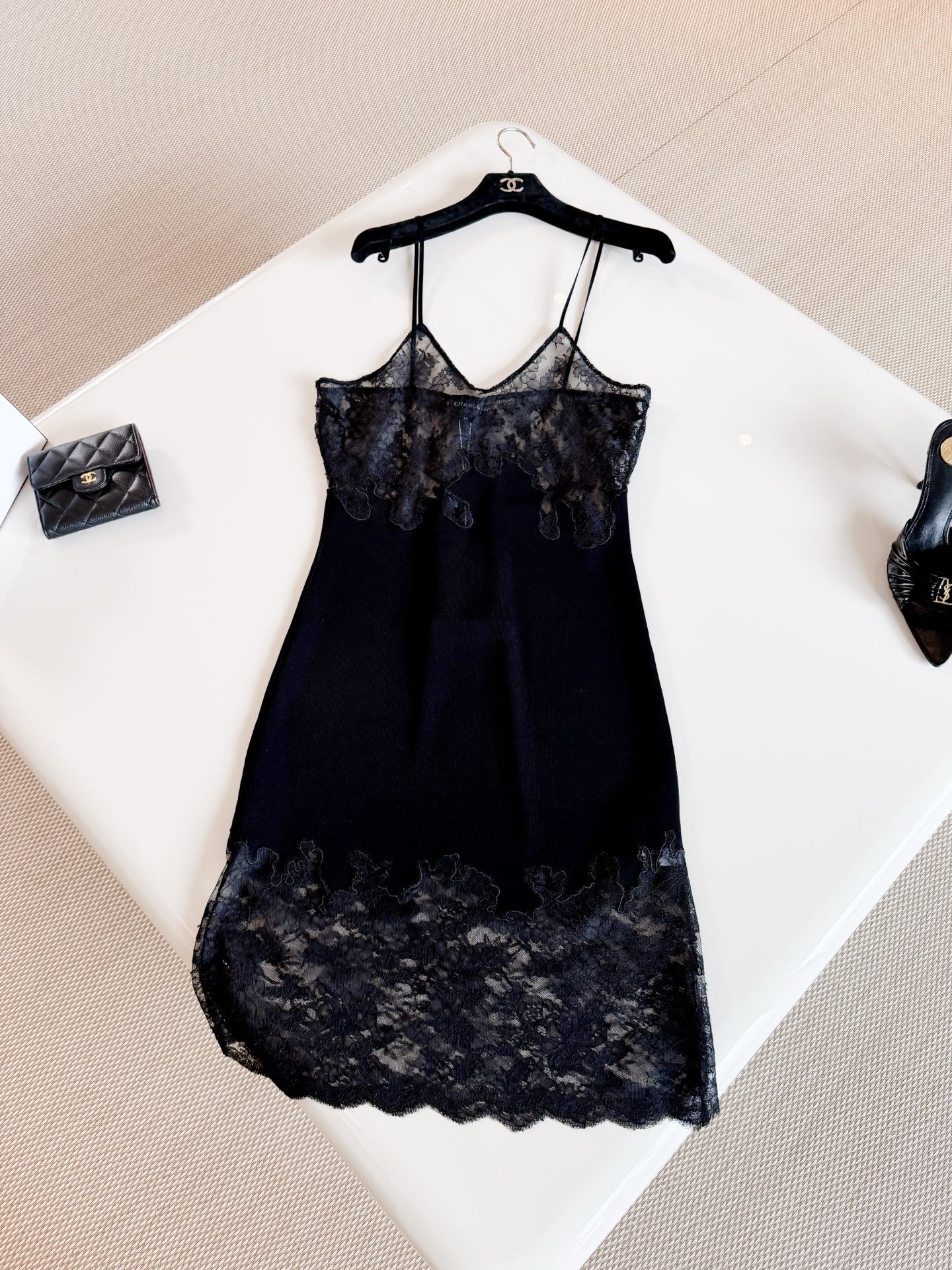 NO:935101,CHA 26S three-color hollow floral lace splicing knitted suspender dress. The white lace spliced ​​dress is made of knitted fabric. V-neck suspender + irregular lace design hem, fresh, elegant and a little feminine. The double C pendant on the back is full of brand feeling. Top quality,,skirts,19860909CHA 26S 三色镂空花卉蕾丝拼接针织吊带连衣裙 白色蕾丝拼接连衣裙采用针织面料制作而成 V领吊带+不规则蕾丝设计下摆,清新优雅又带点柔美 后背双C挂件品牌感十足 顶级品质,,skirts,,Women's clothing