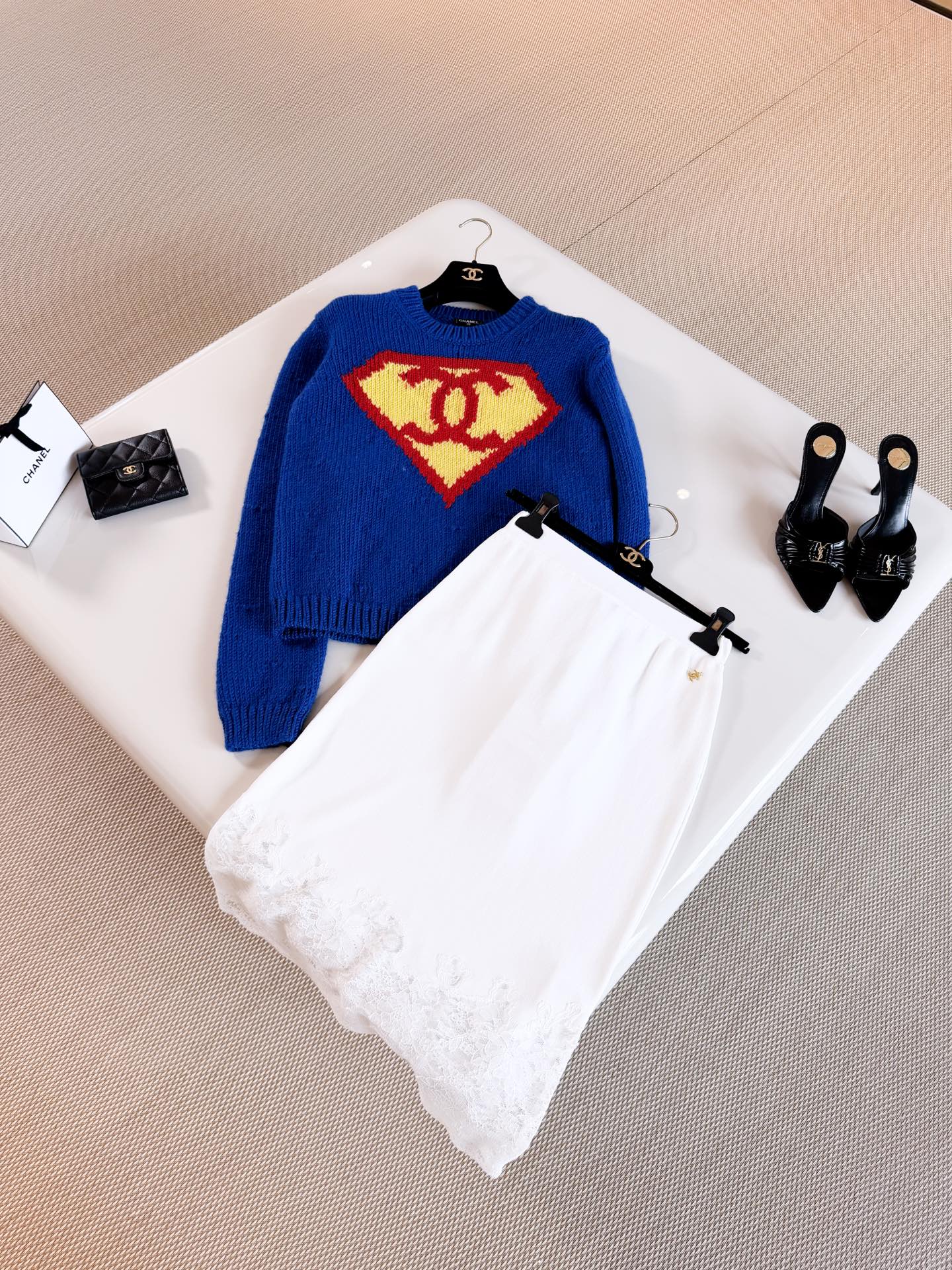 NO:935067,CHA 26S two-color Superman series double C rib knitted sweater. Handmade series Superman sweater. Made of blue cashmere blended material. Soft and warm. The double C Superman logo on the chest is very recognizable. Classic round neck design. Ribbed cuffs and hem. Comfortable and durable. Top quality,,sweaters,19860909CHA 26S 双色超人系列双C罗纹针织毛衣 手工坊系列超人毛衣 采用蓝色羊绒混纺材质制作而成 柔软又保暖,胸前双C超人标志超有辨识度 经典圆领设计 袖口和下摆罗纹收口 舒适又耐穿 顶级品质,,sweaters,,Women's clothing