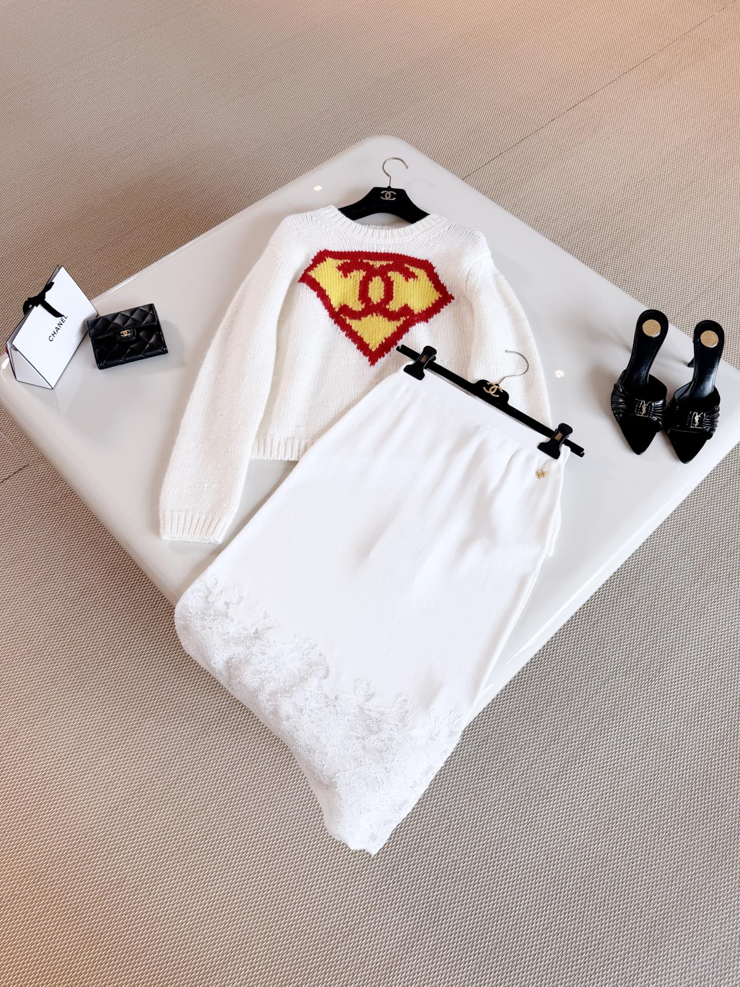 NO:935061,CHA 26S two-color Superman series double C rib knitted sweater. Handmade series Superman sweater. Made of white cashmere blended material. Soft and warm. The double C Superman logo on the chest is very recognizable. Classic round neck design. Ribbed cuffs and hem. Comfortable and durable. Top quality,,sweaters,19860909CHA 26S 双色超人系列双C罗纹针织毛衣 手工坊系列超人毛衣 采用白色羊绒混纺材质制作而成 柔软又保暖,胸前双C超人标志超有辨识度 经典圆领设计 袖口和下摆罗纹收口 舒适又耐穿 顶级品质,,sweaters,,Women's clothing