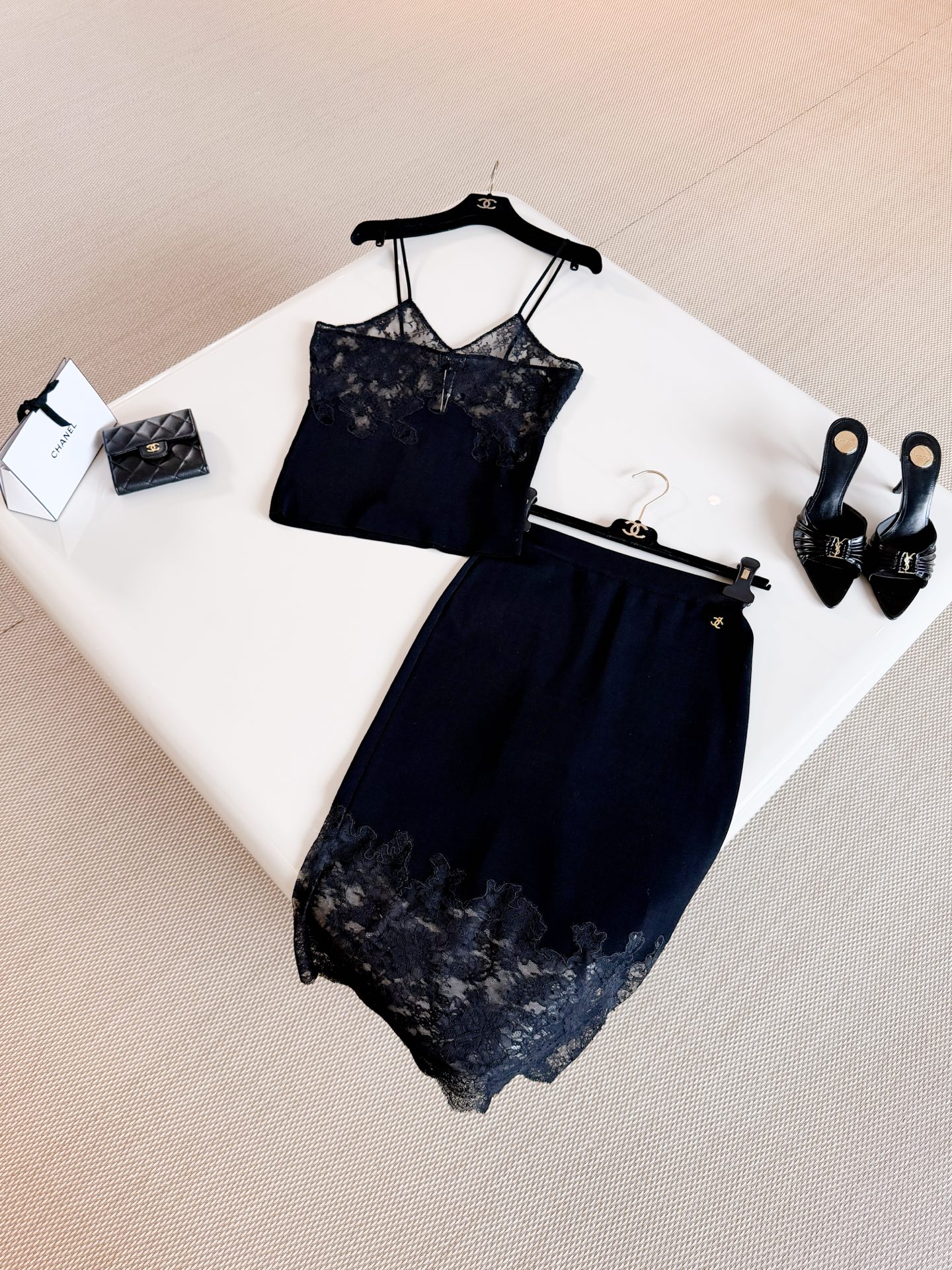 NO:935051,CHA 26S three-color hollow floral lace spliced ​​knitted suspender top. Black lace spliced ​​top is made of knitted fabric. V-neck suspender + floral lace design neckline, fresh, elegant and a little feminine. The double C pendant on the back is full of brand feeling. Top quality,,19860909CHA 26S 三色镂空花卉蕾丝拼接针织吊带上衣 黑色蕾丝拼接上衣采用针织面料制作而成 V领吊带+花卉蕾丝设计领口,清新优雅又带点柔美 后背双C挂件品牌感十足 顶级品质,,,Women's clothing