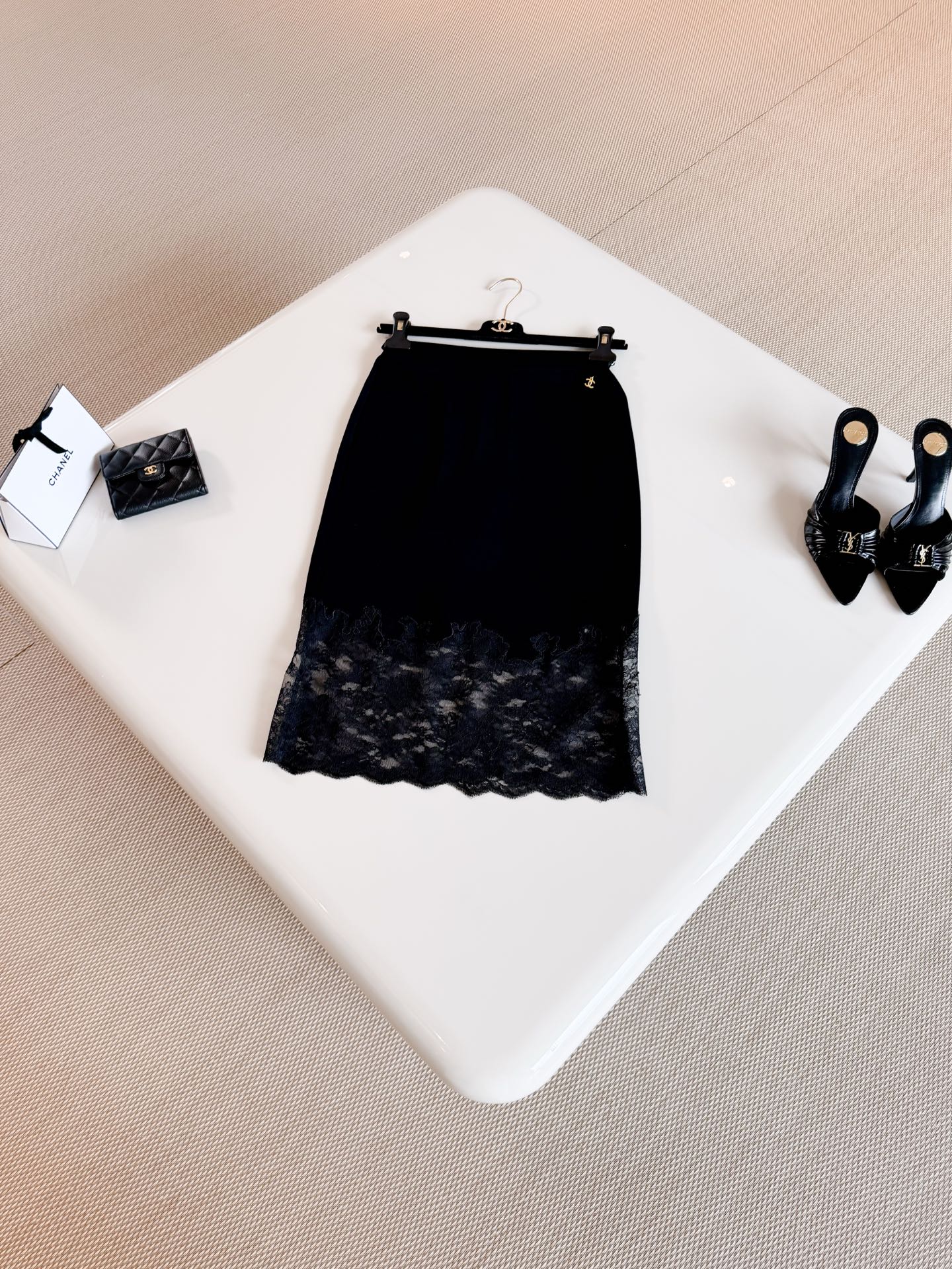 NO:935102,CHA 26S three-color hollow floral lace stitching knitted skirt. Black lace stitching skirt is made of knitted fabric. Elastic waist + floral lace design skirt, fresh, elegant and a little feminine. The double C pendant on the back is full of brand feeling. Top quality,,skirts,19860909CHA 26S 三色镂空花卉蕾丝拼接针织半身裙 黑色蕾丝拼接半身裙采用针织面料制作而成 弹力腰围+花卉蕾丝设计裙摆,清新优雅又带点柔美 后背双C挂件品牌感十足 顶级品质,,skirts,,Women's clothing