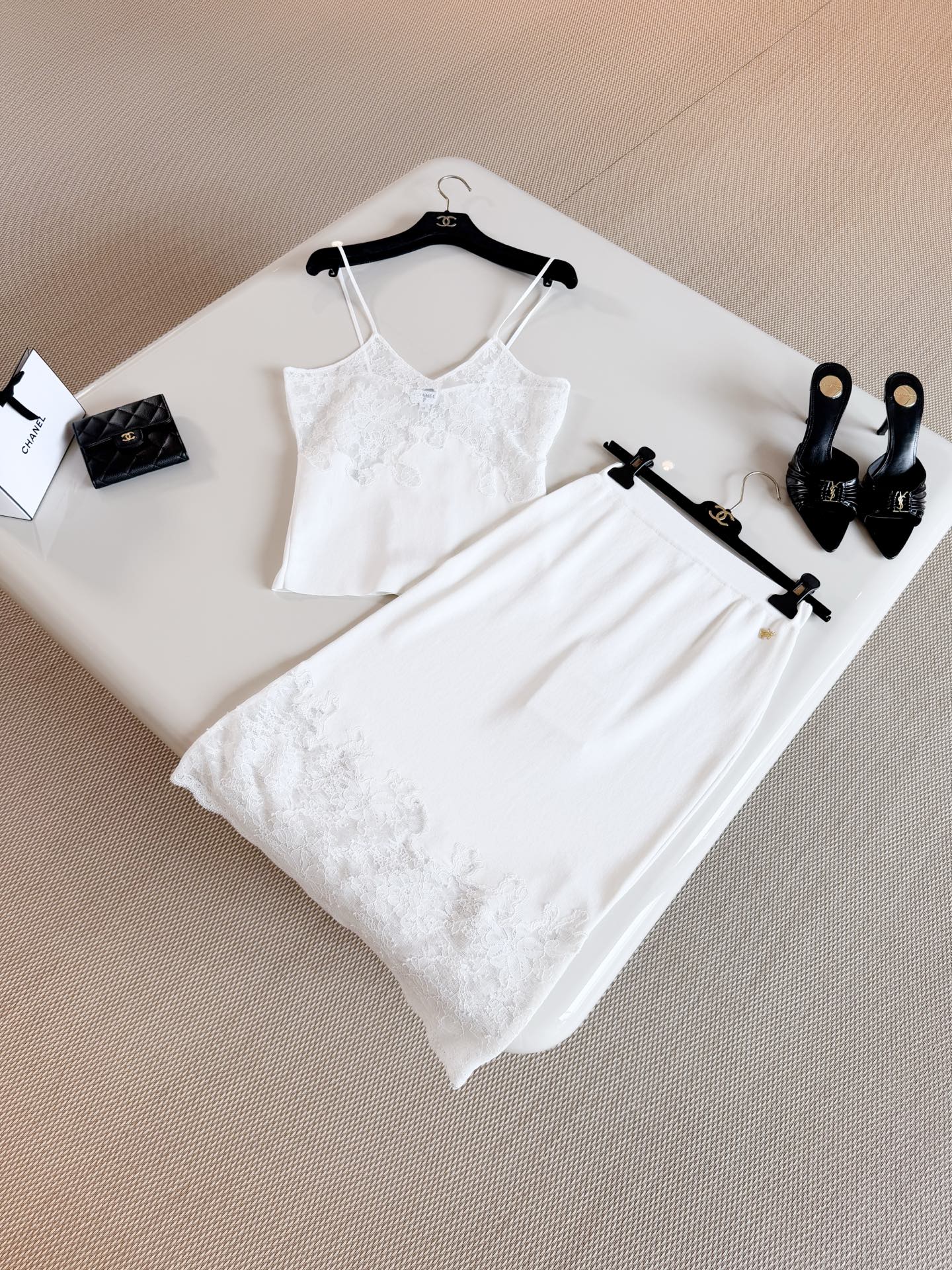NO:935097,CHA 26S three-color hollow floral lace splicing knitted suspender top. White lace spliced ​​top is made of knitted fabric. V-neck suspender + floral lace design neckline, fresh, elegant and a little feminine. The double C pendant on the back is full of brand feeling. Top quality,,19860909CHA 26S 三色镂空花卉蕾丝拼接针织吊带上衣 白色蕾丝拼接上衣采用针织面料制作而成 V领吊带+花卉蕾丝设计领口,清新优雅又带点柔美 后背双C挂件品牌感十足 顶级品质,,,Women's clothing