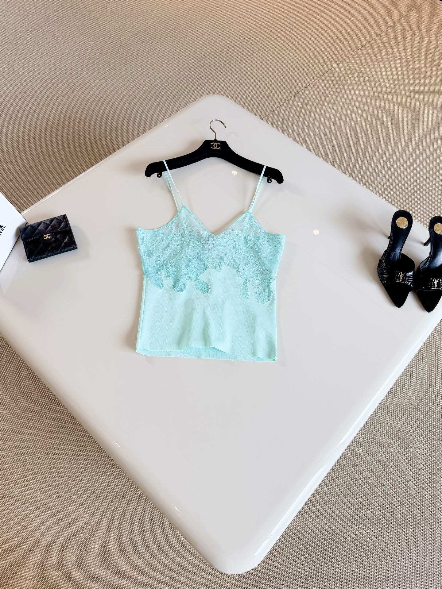 NO:935086,CHA 26S three-color hollow floral lace splicing knitted suspender top. The blue lace spliced ​​top is made of knitted fabric. V-neck suspender + floral lace design neckline, fresh, elegant and a little feminine. The double C pendant on the back is full of brand feeling. Top quality,,19860909CHA 26S 三色镂空花卉蕾丝拼接针织吊带上衣 蓝色蕾丝拼接上衣采用针织面料制作而成 V领吊带+花卉蕾丝设计领口,清新优雅又带点柔美 后背双C挂件品牌感十足 顶级品质,,,Women's clothing