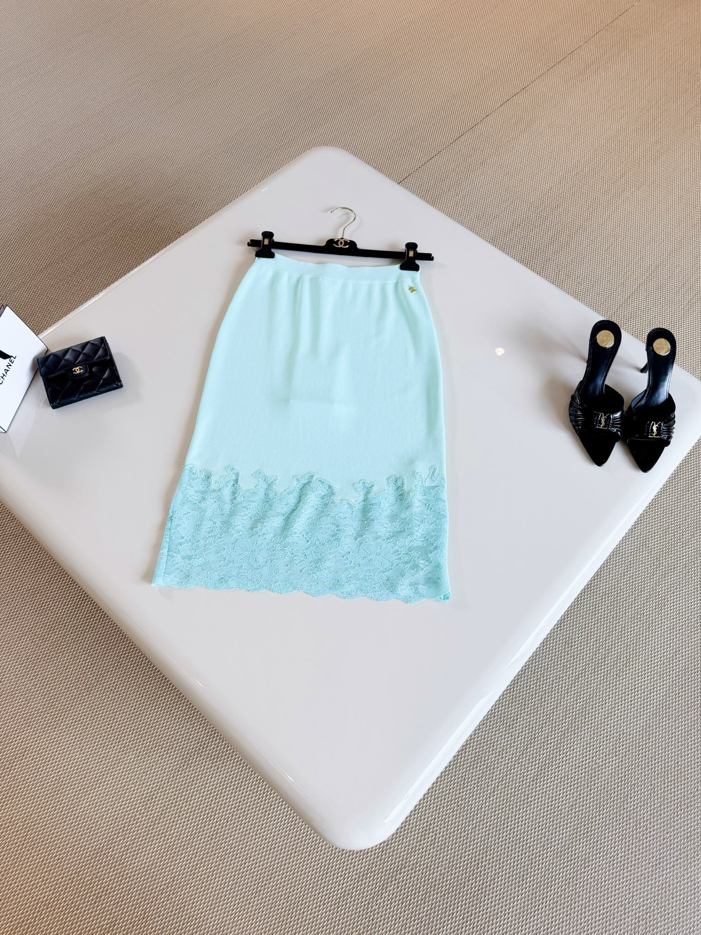 NO:935080,CHA 26S three-color hollow floral lace stitching knitted skirt. Blue lace stitching skirt is made of knitted fabric. Elastic waist + floral lace design skirt, fresh, elegant and a little feminine. The double C pendant on the back is full of brand feeling. Top quality,,skirts,19860909CHA 26S 三色镂空花卉蕾丝拼接针织半身裙 蓝色蕾丝拼接半身裙采用针织面料制作而成 弹力腰围+花卉蕾丝设计裙摆,清新优雅又带点柔美 后背双C挂件品牌感十足 顶级品质,,skirts,,Women's clothing