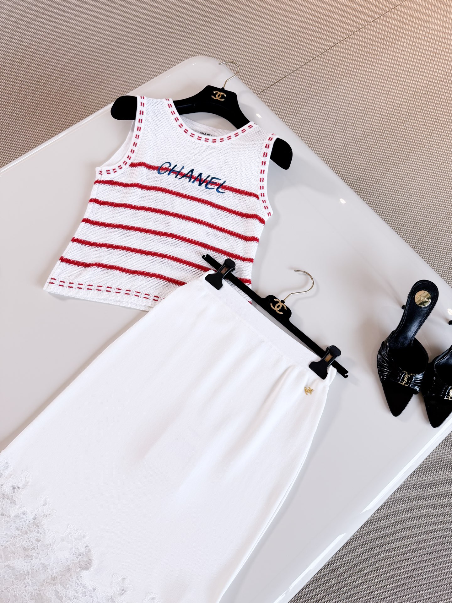 NO:935049,CHA 26S Red and white contrasting striped hollow stretch knitted vest. Contrasting striped knitted vest is knitted from cotton fabric. Red and white striped + blue brand embroidery on the chest, simple and detailed. Sleeveless design. Can be worn alone or layered. Top quality,,19860909CHA 26S 红白撞色条纹镂空弹力针织背心 撞色条纹针织背心采用棉质面料针织而成 红白条纹+胸前蓝色品牌刺绣,简约又有细节感 无袖设计 单穿or内搭都OK 顶级品质,,,Women's clothing
