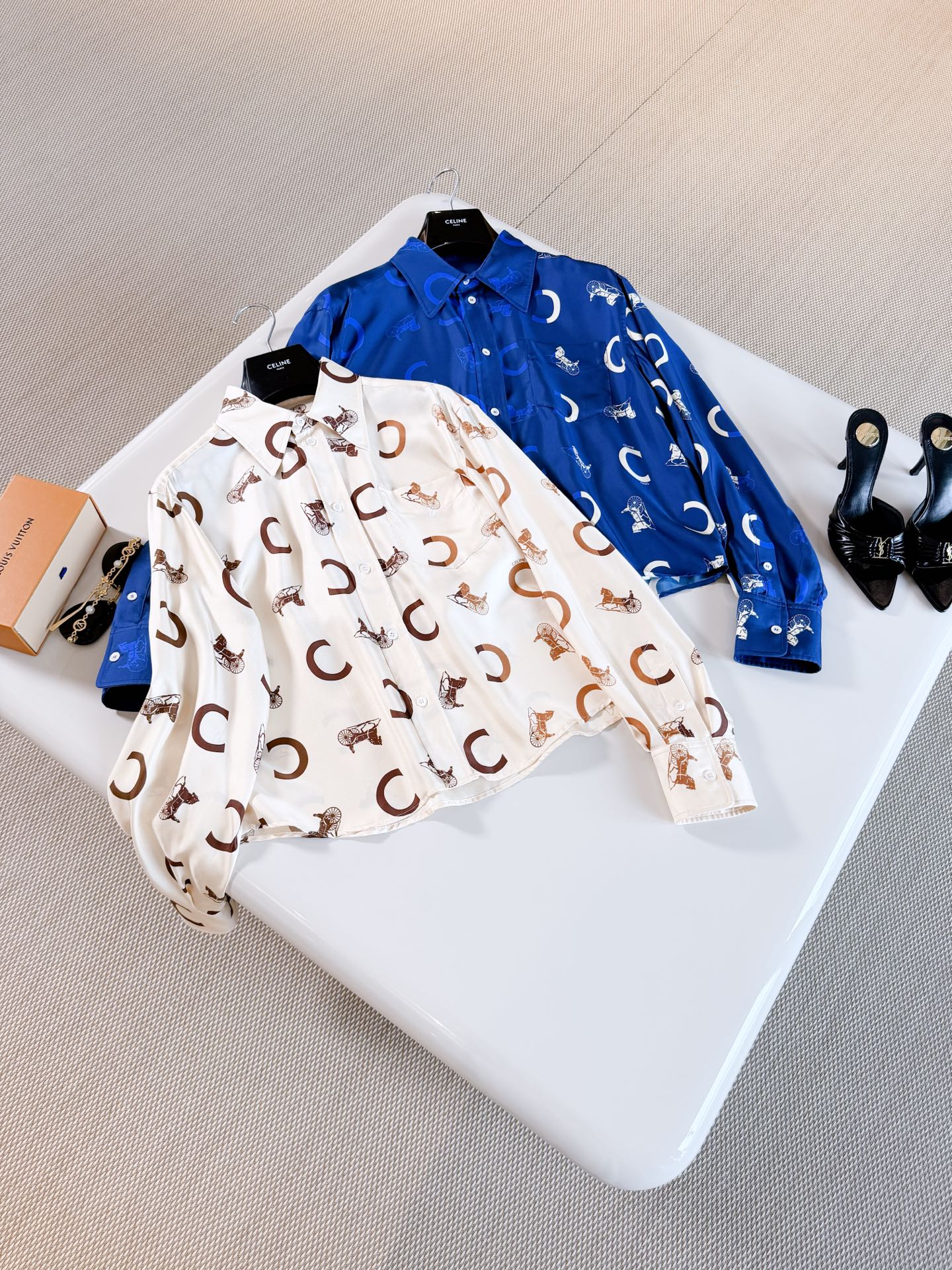 NO:946044,CEL 26S two-color Arc de Triomphe carriage jacquard letter silk shirt. The yellow carriage print shirt is made of smooth and shiny silk material. Retro carriage + C letter is fully printed, highly recognizable. Lapel + single-breasted + left chest patch pocket. Short and neat tailoring. Top quality, shirts, real silk,19860909CEL 26S 双色凯旋门马车提花字母真丝衬衫 黄色马车印花衬衫采用真丝材质顺滑有光泽 复古马车+C字母满印,辨识度超高 翻领+单排扣+左胸贴袋 短款利落剪裁 顶级品质,,shirts,real silk,,Women's clothing
