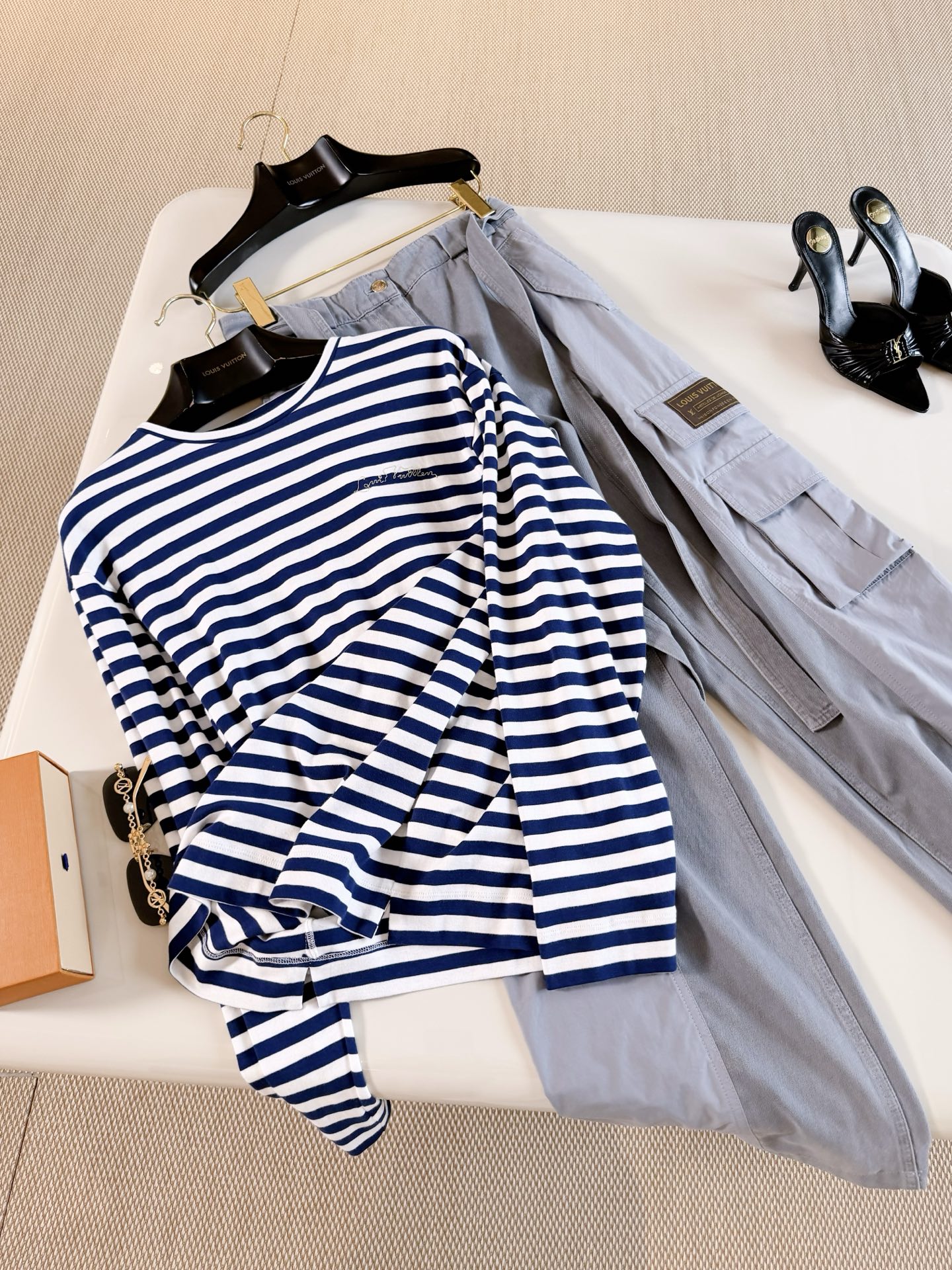 NO:946003,LOUIS 26S Navy blue and white letter print round neck long-sleeved T-shirt. Spring and summer nautical series striped long-sleeved T-shirt. Classic blue and white navy stripes. High-count pure cotton fabric, gold embroidery details. Full of brand feel. Loose and micro-profile tailoring. Comfortable and fashionable. Top quality sale, Louis Vuitton, tees, t-shirt,19860909LOUIS 26S 藏蓝拼白字母印花圆领长袖T恤 春夏航海系列条纹长袖T恤 经典蓝白海军条纹 高支纯棉面料,金色刺绣细节 品牌感满满 宽松微廓剪裁 舒适又时髦 顶级品质发售,,louis vuitton,tees，t-shirt,,Women's clothing