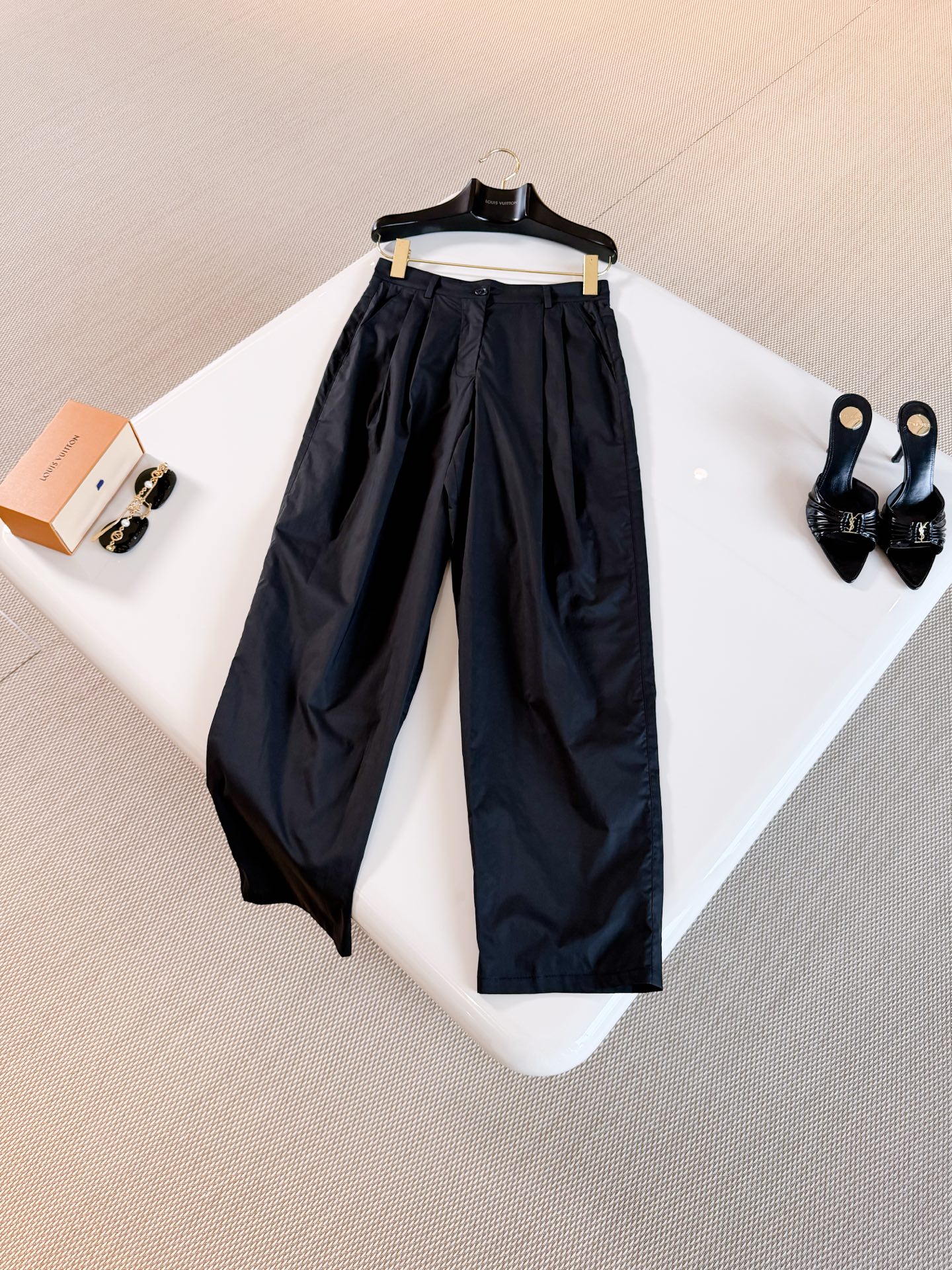 NO:946066,LOUIS 26S Pocket patch double-pleated cotton high-waisted trousers. Black straight-leg casual pants made of cotton fabric. Breathable and comfortable. Straight-leg cut + leg-binding version for free movement. Three-dimensional pockets on both sides at the back are embellished with brand embroidery. Full marks for details. Top quality, louis vuitton,19860909LOUIS 26S 口袋贴标双褶裥棉质高腰长裤 黑色直筒休闲裤采用棉质面料制作而成 透气又舒适 直筒剪裁+束脚版型,活动自如 后面双侧立体口袋点缀品牌刺绣 细节满分 顶级品质,,louis vuitton,,Women's clothing