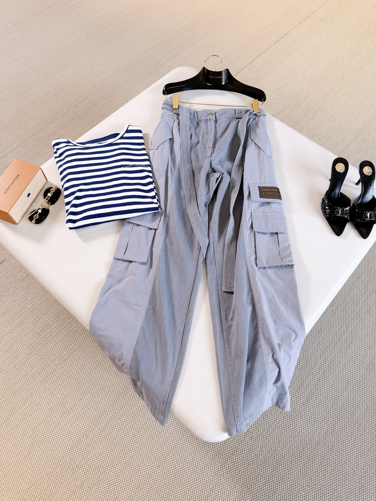 NO:947521,LOUIS 26S Flight Mode series denim lace-up work trousers. The work trousers have oversized cotton work pockets on both sides. One of them is decorated with an ArticlesdeVoyage logo patch and is paired with a tie belt. Light washed denim releases a leisurely atmosphere. Top quality, louis vuitton,19860909LOUIS 26S Flight Mode系列牛仔系带工装长裤 工装裤将超大棉质工装口袋置于两侧 其一点缀当ArticlesdeVoyage标识贴饰,搭配系结腰带 轻盈水洗丹宁布释放悠闲气息 顶级品质,,louis vuitton,,Women's clothing