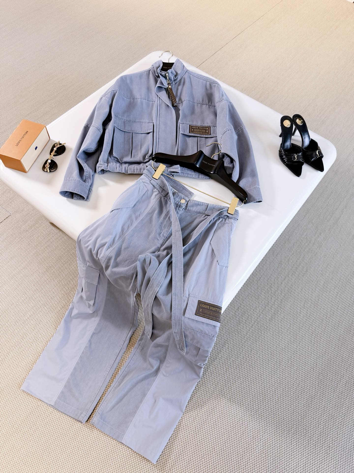 NO:945978,LOUIS 26S Flight Mode series denim hem drawstring wide jacket. The jacket is made of light washed denim to create a workwear style. It is equipped with peach skin cotton sleeves and large pockets. The high collar design blocks cold invasion. The zipper closure creates a neat appearance. Top quality,,louis vuitton,jackets & coats,jackets & coats,19860909LOUIS 26S Flight Mode系列牛仔下摆抽绳阔型外套 夹克以轻盈水洗丹宁演绎工装风范 搭配桃皮绒棉布衣袖和大号口袋,高领设计阻挡寒冷侵袭 拉链挡布营造利落外观 顶级品质,,louis vuitton,jackets & coats,jackets & coats,,Women's clothing