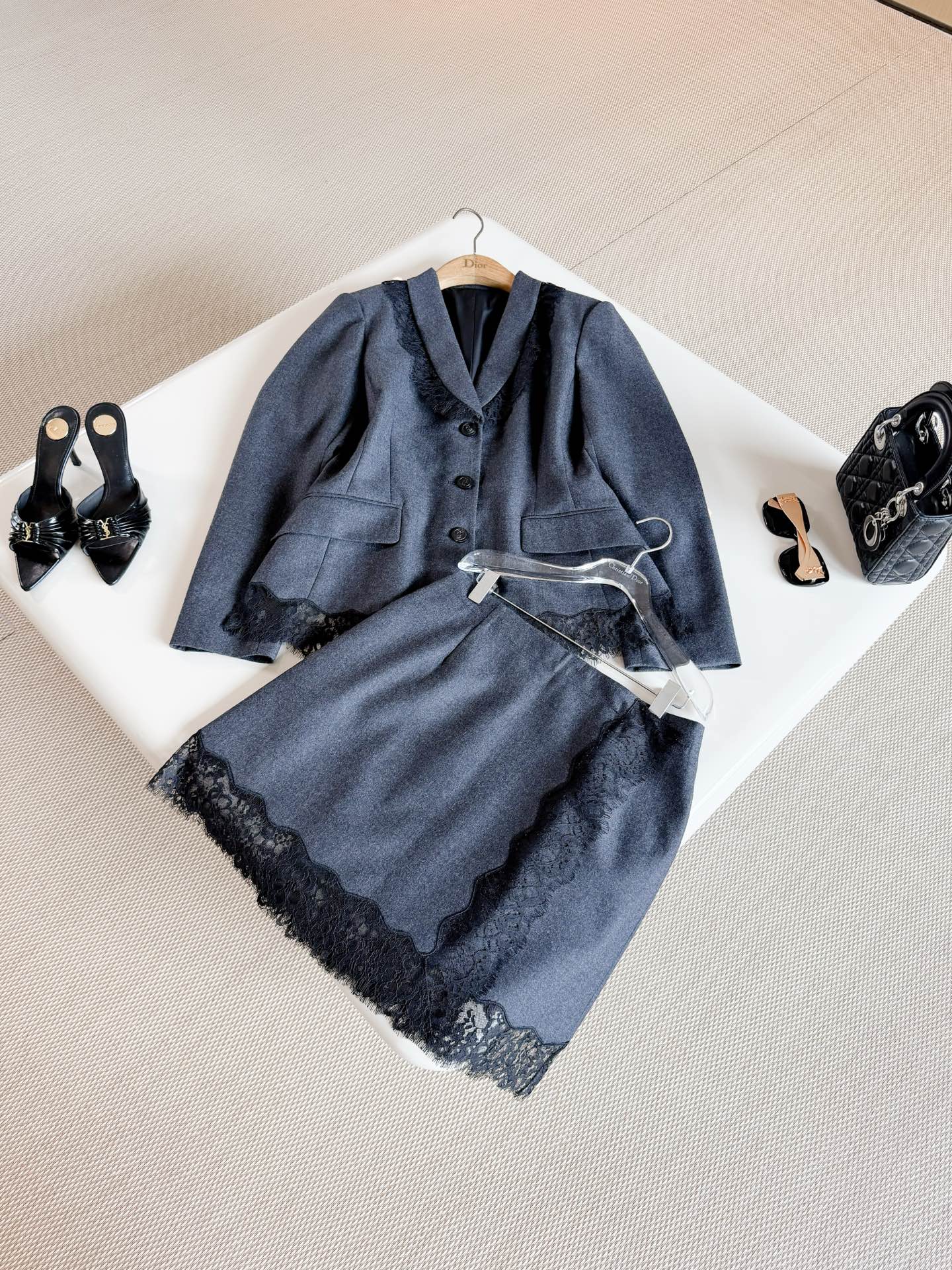 NO:946088,DIO 26W dark gray sheep wool lace silhouette waisted suit. Made of dark gray sheep wool blended flannel, it is carefully crafted to have a slim fit. The hem and collar are embellished with black lace details to enhance the style. It can be paired with a matching miniskirt to create a refined overall look, dior, skirts, business suit,19860909DIO 26W 深灰色绵羊毛蕾丝廓形收腰西装 采用深灰色绵羊毛混纺法兰绒精心制作修身版型、底边和衣领点缀以黑色蕾丝细节提升格调,可与配套的迷你裙搭配 打造精致的整体造型,,dior,skirts,business suit,,Women's clothing