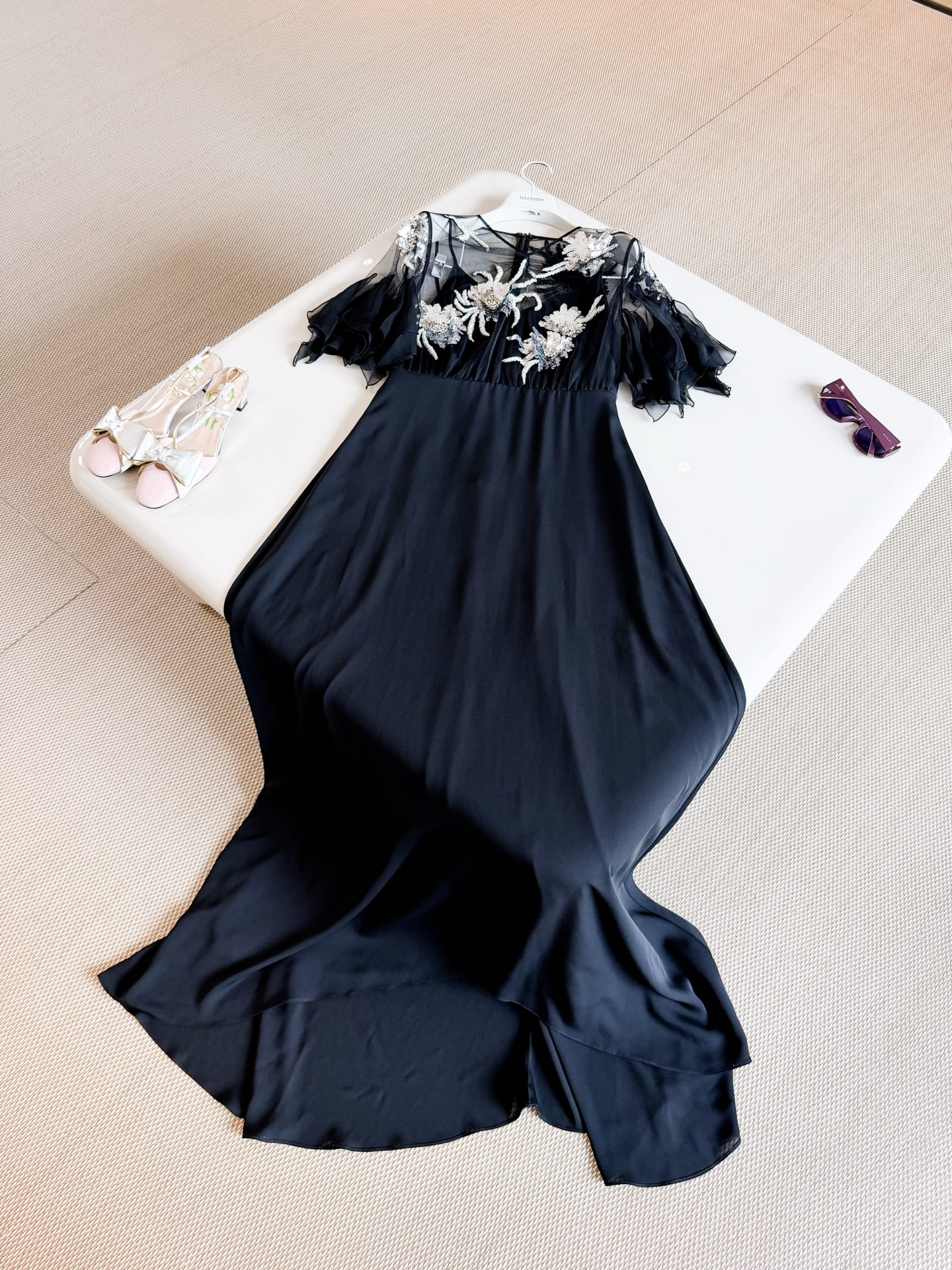 NO:945938,VALEN 26W silk mesh floral embroidered dress. Black main tone silk dress with three-dimensional trumpet mesh sleeves. Elegant and lightweight, hand-made three-dimensional floral embroidery art around the chest and shoulders. Shining and noble. The skirt is loose and ankle-length, suitable for formal occasions such as dinner parties and red carpets.,valentino,skirts,real silk,19860909VALEN 26W 真丝网纱花卉刺绣礼服连衣裙 黑色主调真丝连衣裙 搭配立体喇叭网纱袖 优雅又轻巧,胸前肩部环绕全手工立体花卉刺绣艺术 闪耀高贵 裙摆宽松及踝适合晚宴、红毯等正式场合,,valentino,skirts,real silk,,Women's clothing