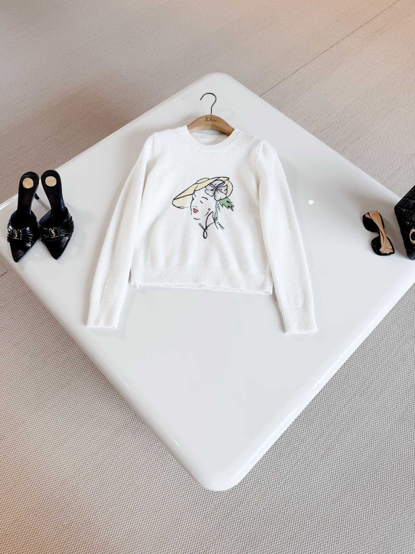 NO:947550,DIO 26S Hand-painted character floral illustration embroidered rib knitted sweater Capsule collection sweater showcases colorful Monsieur sketches Made of beige cashmere knitted with ribbed trim Regular cut Combines with other pieces from the capsule collection to form a complete visual effect Top quality,,dior,sweaters,19860909DIO 26S 手绘人物花卉插画刺绣罗纹针织毛衣 胶囊系列毛衣展示了多彩的Monsieur素描 由米色羊绒针织,带有罗纹边饰 剪裁常规 与胶囊系列的其他作品结合 形成完整的视觉效果 顶级品质,,dior,sweaters,,Women's clothing