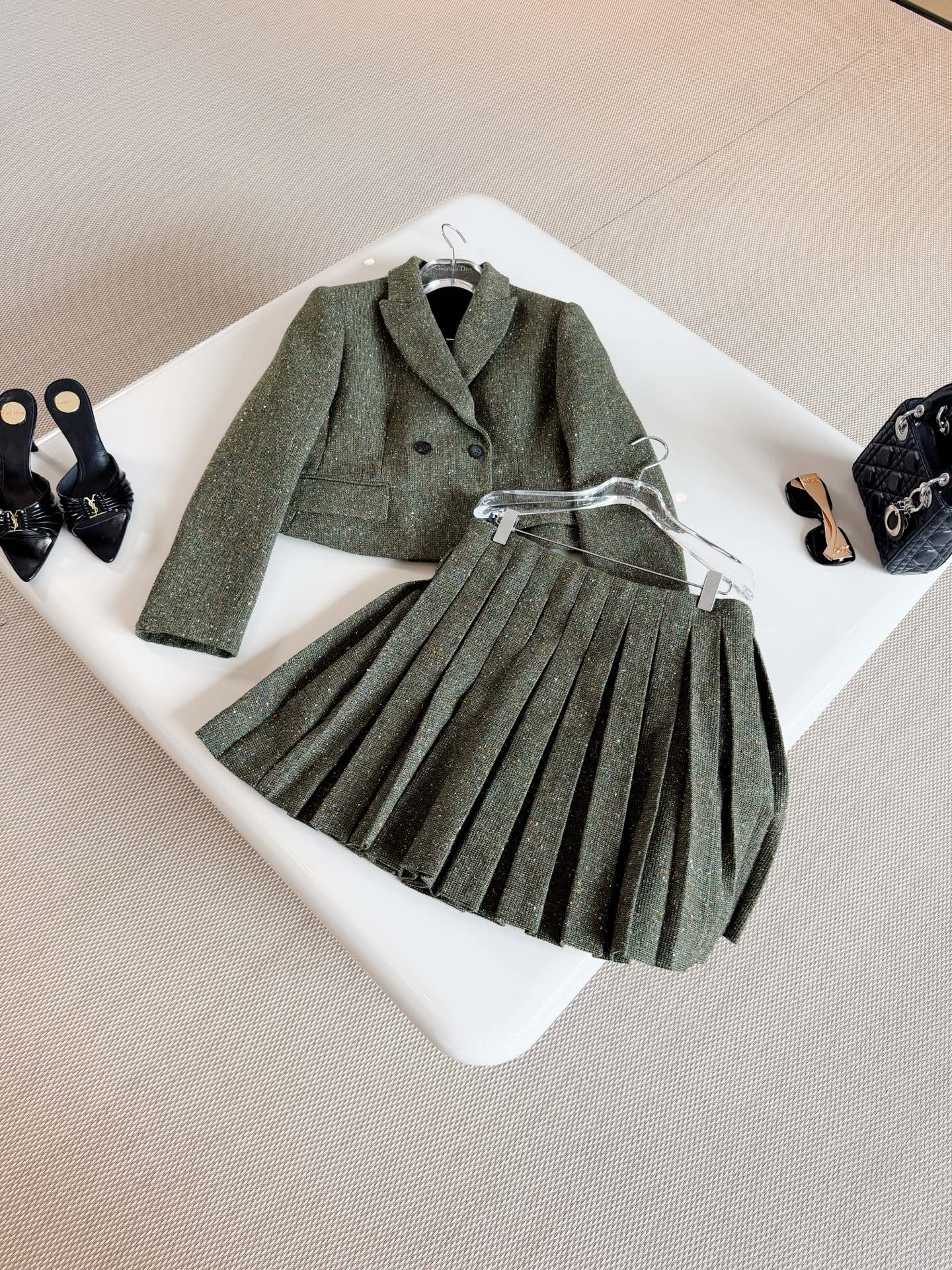 NO:949054,DIO 26S dark green fine glitter textured short waisted wool blazer Made of wool blend fabric decorated with colorful sequins, waisted silhouette and decorative front flap pockets, the short jacket highlights the brand's modern style in a sophisticated way. Top quality sale, dior,jackets & coats,jackets & coats,business suit,19860909DIO 26S 墨绿色细闪纹理短款收腰羊毛西装外套 采用羊毛混纺面料制成饰有彩色亮片 收腰廓形 饰以及正面装饰性翻盖口袋,短款夹克在以精致的方式彰显了该品牌的现代风格 顶级品质发售,,dior,jackets & coats,jackets & coats,business suit,,Women's clothing
