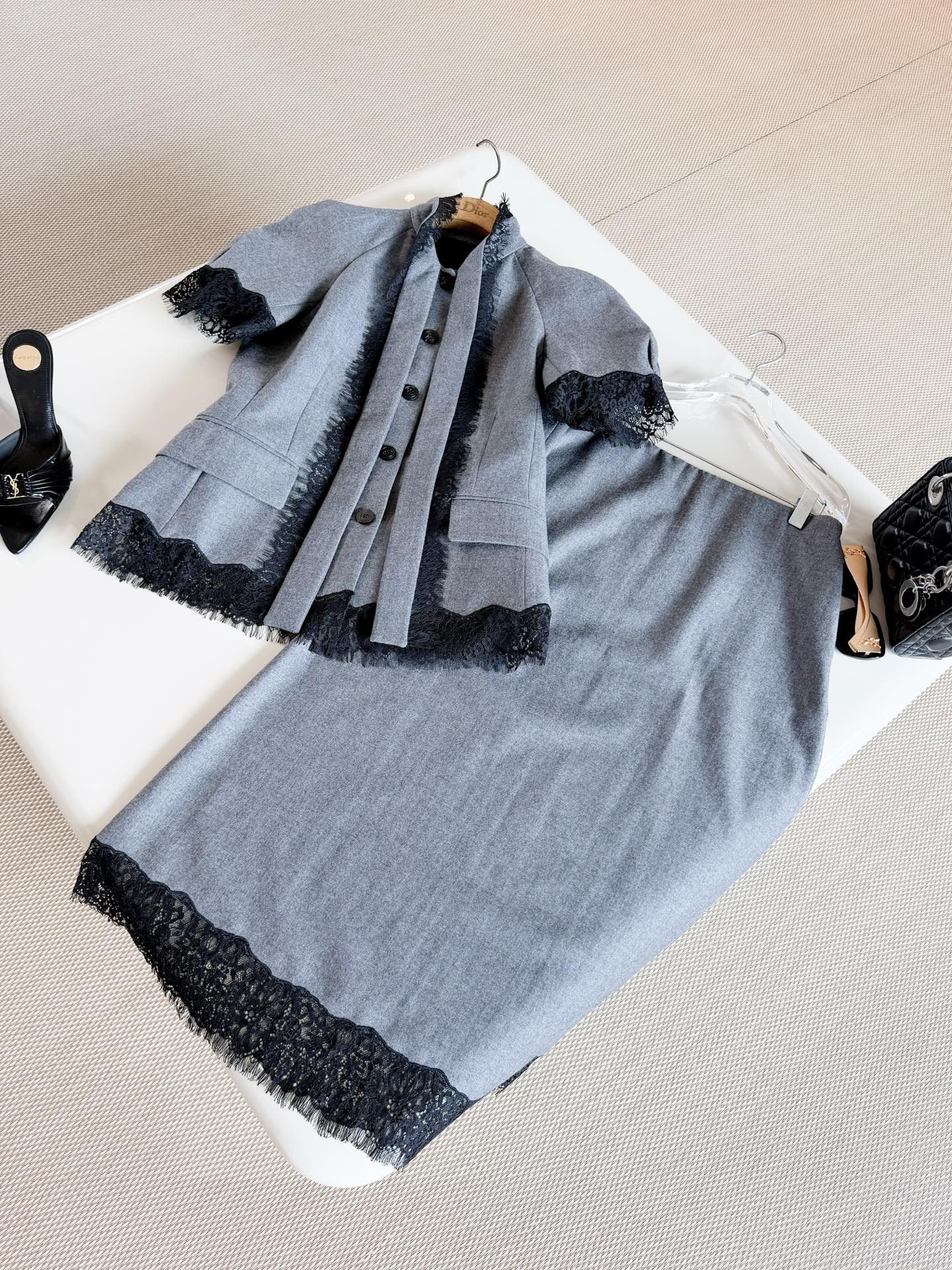 NO:949101,DIO 26W Gray wool bow tie lace silhouette top Made in gray mixed wool and cashmere flannel, tailored to fit Lace details wrap around the top silhouette, sculpted puff sleeves and fabric lace trim Ideal to match the collection for a sophisticated look,, dior,19860909DIO 26W 灰色羊毛蝴蝶领结蕾丝廓形上衣 灰色混合羊毛和羊绒法兰绒制成剪裁合身 环绕上衣廓形饰有蕾丝细节,立体泡泡袖和织物蕾丝装饰 搭配系列打造精致风格理想之选,,dior,,Women's clothing