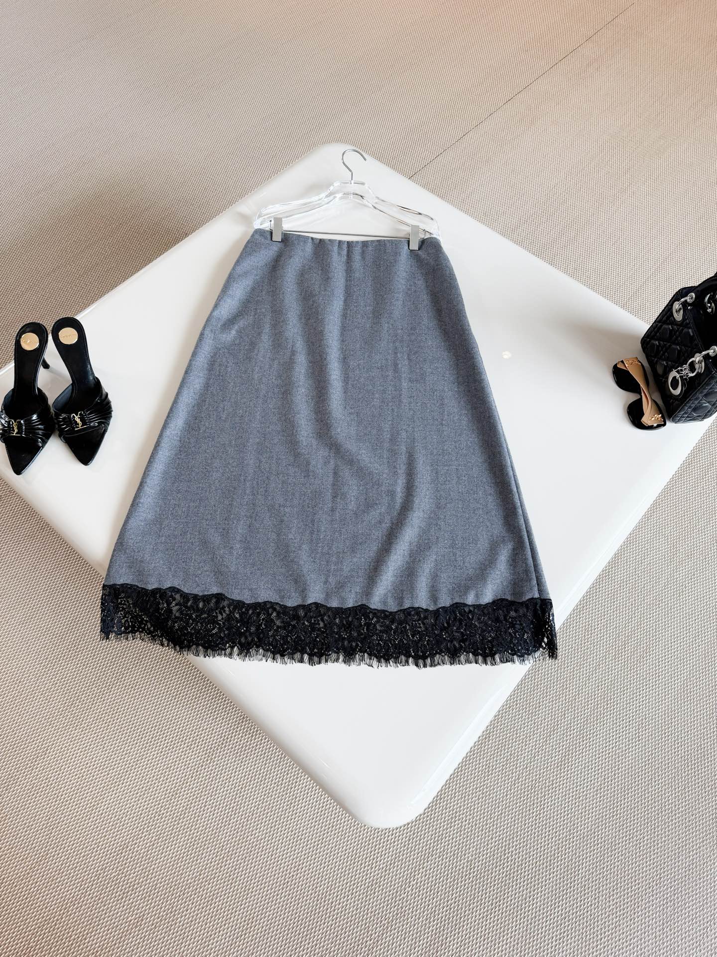 NO:949076,DIO 26S lace spliced ​​high-waisted wool skirt. The skirt shows fashionable beauty and is unique. It highlights the elegant style of the brand. It is carefully made of sheep wool blended flannel fabric and has a straight silhouette. It is matched with lace details at the hem to enhance the style. Top quality sale, dior, skirts,19860909DIO 26S 蕾丝花边拼接高腰羊毛半身裙 半裙展现时髦美感 别具一格 彰显品牌优雅风范 采用绵羊毛混纺法兰绒面料精心制作,直筒廓形 搭配下摆蕾丝细节提升格调 顶级品质发售,,dior,skirts,,Women's clothing