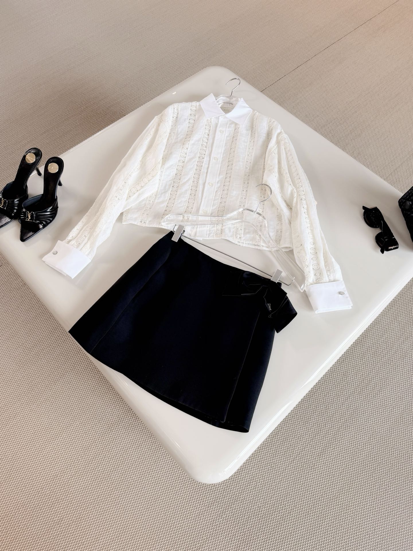 NO:950509,DIO 26S Hollow lace embroidery patchwork lapel linen short shirt The shirt is a refined and elegant piece. Made of beige and white cotton and linen blend fabric, decorated with graphic style pattern embroidery. It presents a faint effect. Regular fit. Enhance the style with contrasting collar and cuffs. Top quality, dior, shirts,19860909DIO 26S 镂空蕾丝刺绣拼接翻领亚麻短款衬衫 衬衫是一款精致优雅的单品 采用米色和白色棉质和亚麻混纺面料制作,饰以图形风格图案刺绣 呈现若隐若现的效果 常规版型 搭配对比鲜明的衣领和袖口提升格调 顶级品质,,dior,shirts,,Women's clothing