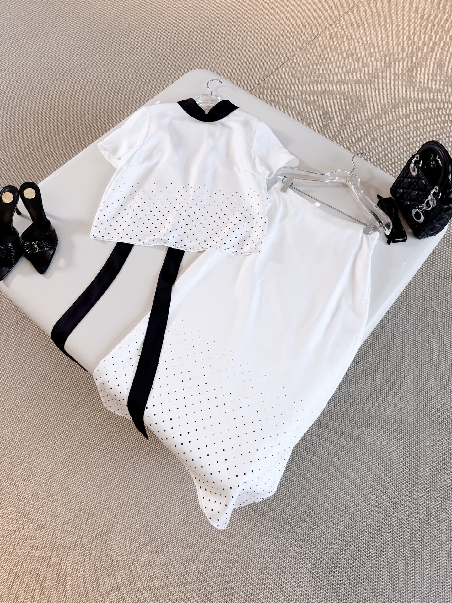 NO:950644,DIO 26S Gradient polka dot print lace-up high-neck silk top. Polka dot short-sleeved top. Made of silk material. White base with black gradient polka dot print. The style is retro and refreshing. Half-high collar streamer design to modify the neck line. Exquisite and a little elegant. Top quality, dior, T-shirt, real silk,19860909DIO 26S 渐变波点印花系带高领真丝上衣 波点短袖上衣 采用真丝材质制作而成 白底搭配黑色渐变波点印花,风格复古又清爽 半高领飘带设计 修饰脖颈线条 精致又带点小优雅 顶级品质,,dior,T-shirt,real silk,,Women's clothing