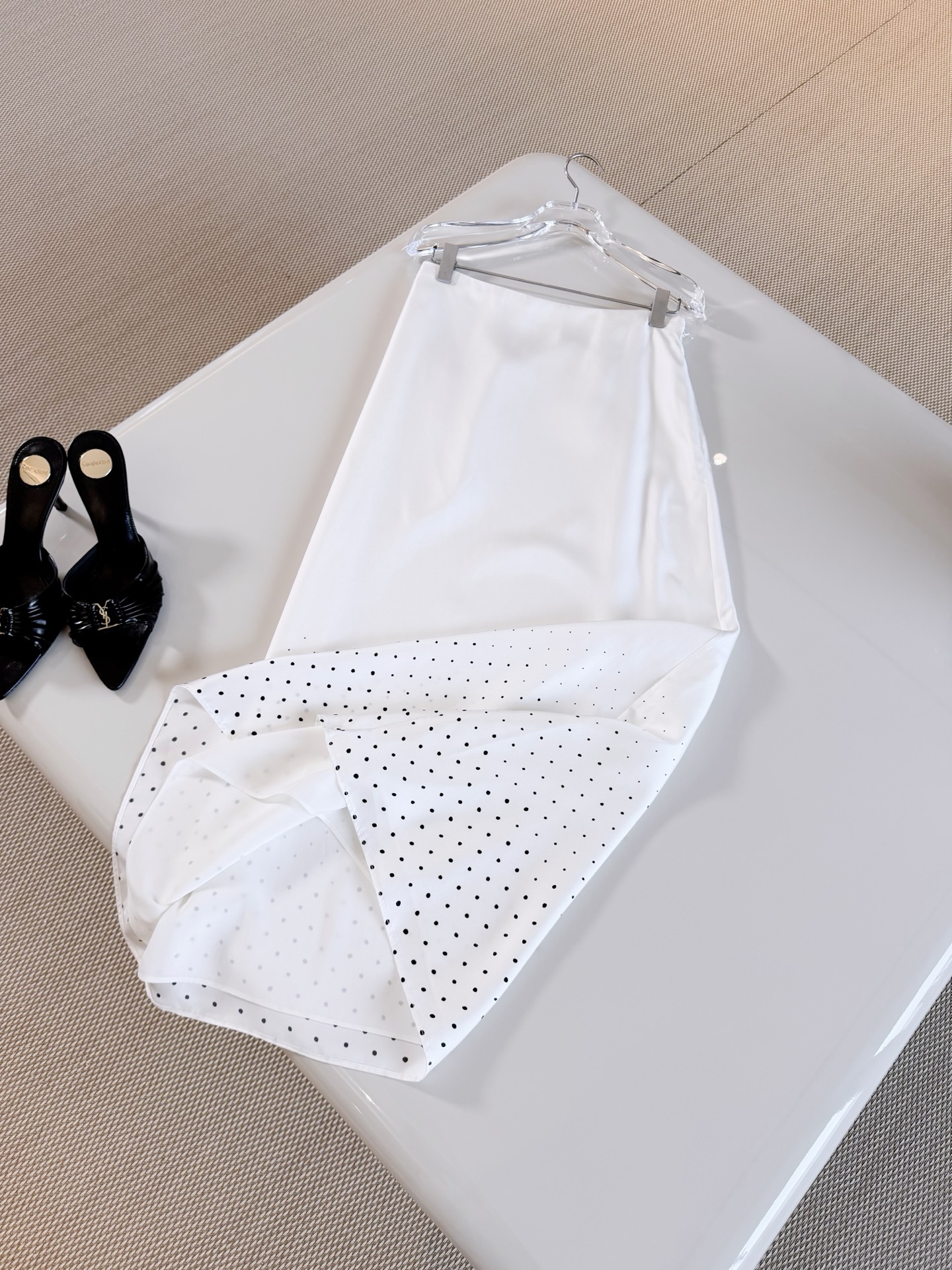 NO:950635,DIO 26S gradient polka dot printed high waist straight silk skirt. Polka dot gradient skirt. Made of silk material. The skirt transitions from pure white at the waist to polka dot printing at the hem. A-line high waist design. The skirt is flexible, elegant and gentle when walking. Top quality, dior, skirts, real silk,19860909DIO 26S 渐变波点印花高腰直筒真丝半身裙 波点渐变半身长裙 采用真丝材质制作而成 裙身从腰部纯白过渡到下摆的波点印花,A字高腰设计 走动时裙摆灵动飘逸优雅又温柔 顶级品质,,dior,skirts,real silk,,Women's clothing