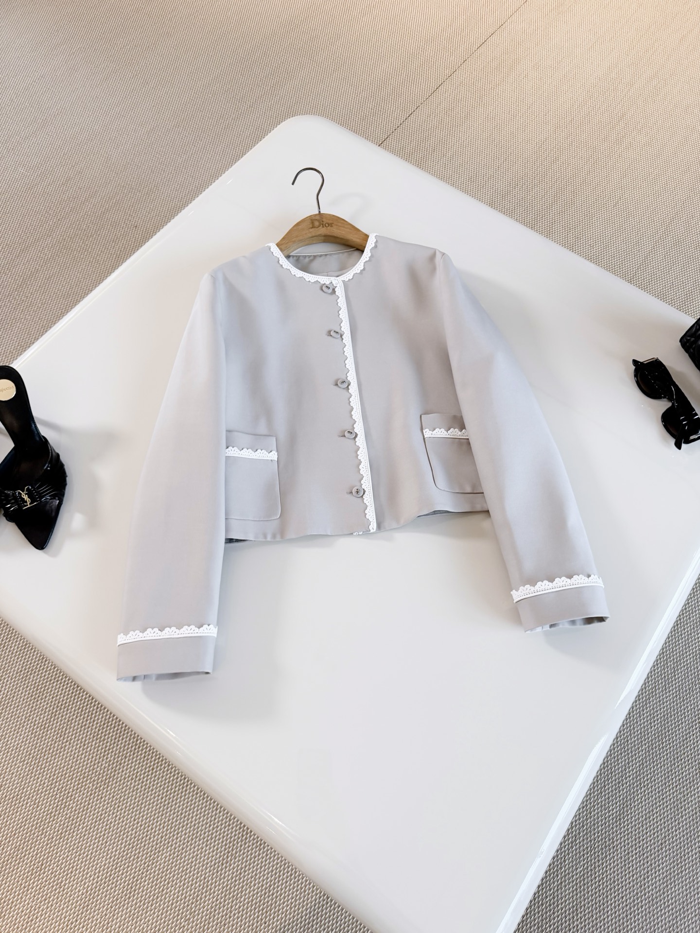 NO:950540,DIO 26S Lace Spliced ​​CD Short Wool Jacket. Carefully crafted from wool blended fabric. Short regular fit. Decorated with off-white lace trim to enhance style. Can be paired with a matching skirt to create a sophisticated and distinct brand look. Top quality, dior, skirts, jackets & coats,19860909DIO 26S 蕾丝花边拼接CD短款羊毛外套 采用羊毛混纺面料精心制作 短款常规版型 饰以米白色蕾丝饰边提升格调,可与配套的半身裙搭配 打造精致鲜明的品牌造型 顶级品质,,dior,skirts,jackets & coats,,Women's clothing