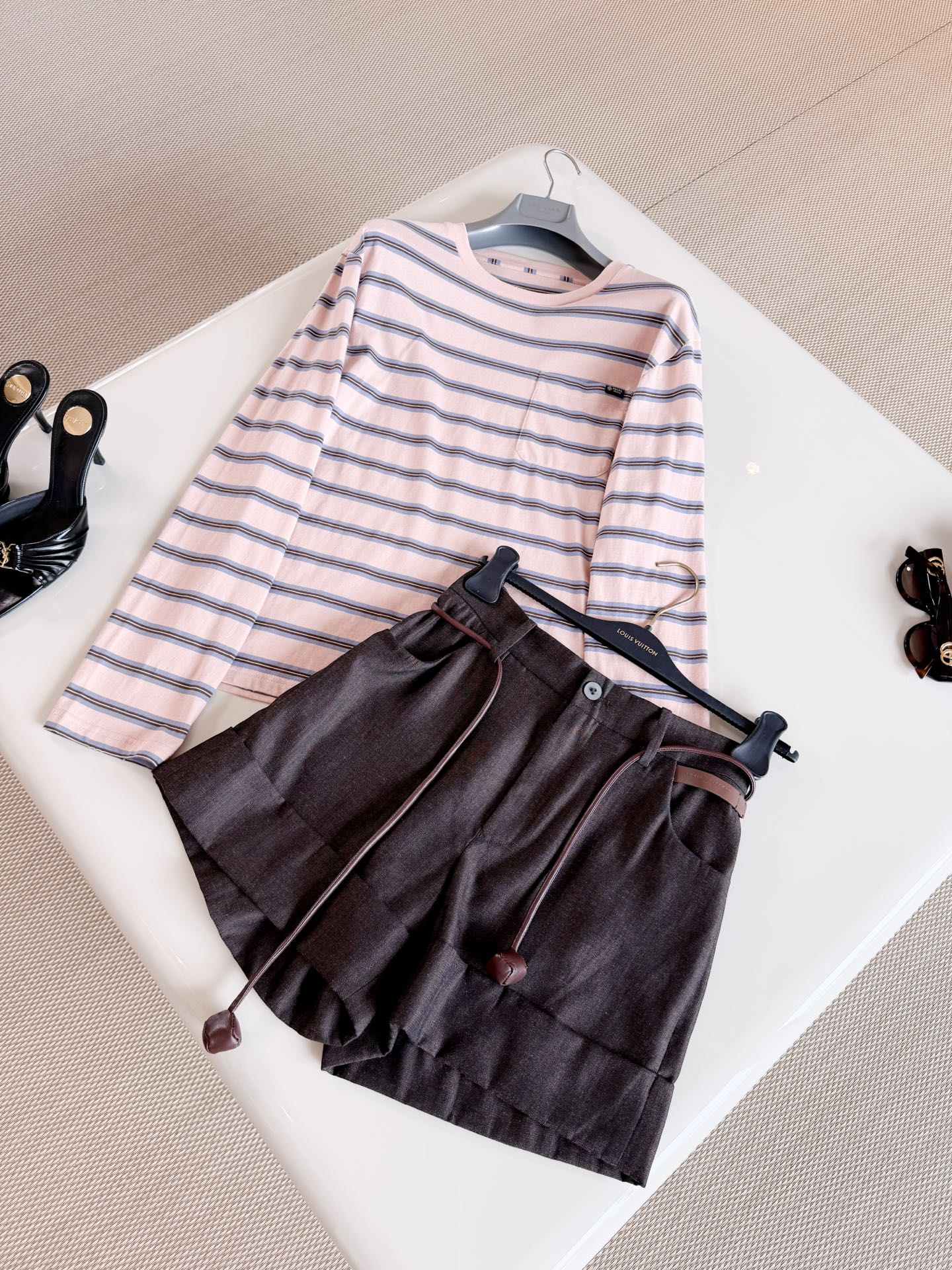NO:953625,PRA 26S Pink and blue contrast striped long-sleeved cotton casual T-shirt. Made of long-sleeved cotton jersey. The T-shirt has an Oversize loose fit and features a Japanese effect. The striped pattern adds retro charm to the casual style. Top quality for sale, prada, versace, tees, t-shirt,19860909PRA 26S 粉蓝撞色条纹长袖棉质休闲T恤 长袖棉质平纹针织制作而成 T恤呈现Oversize宽松版型,以做|日效果为特色 条纹图案为休闲风格增添复古魅力 顶级品质发售,,prada,versace,tees，t-shirt,,Women's clothing