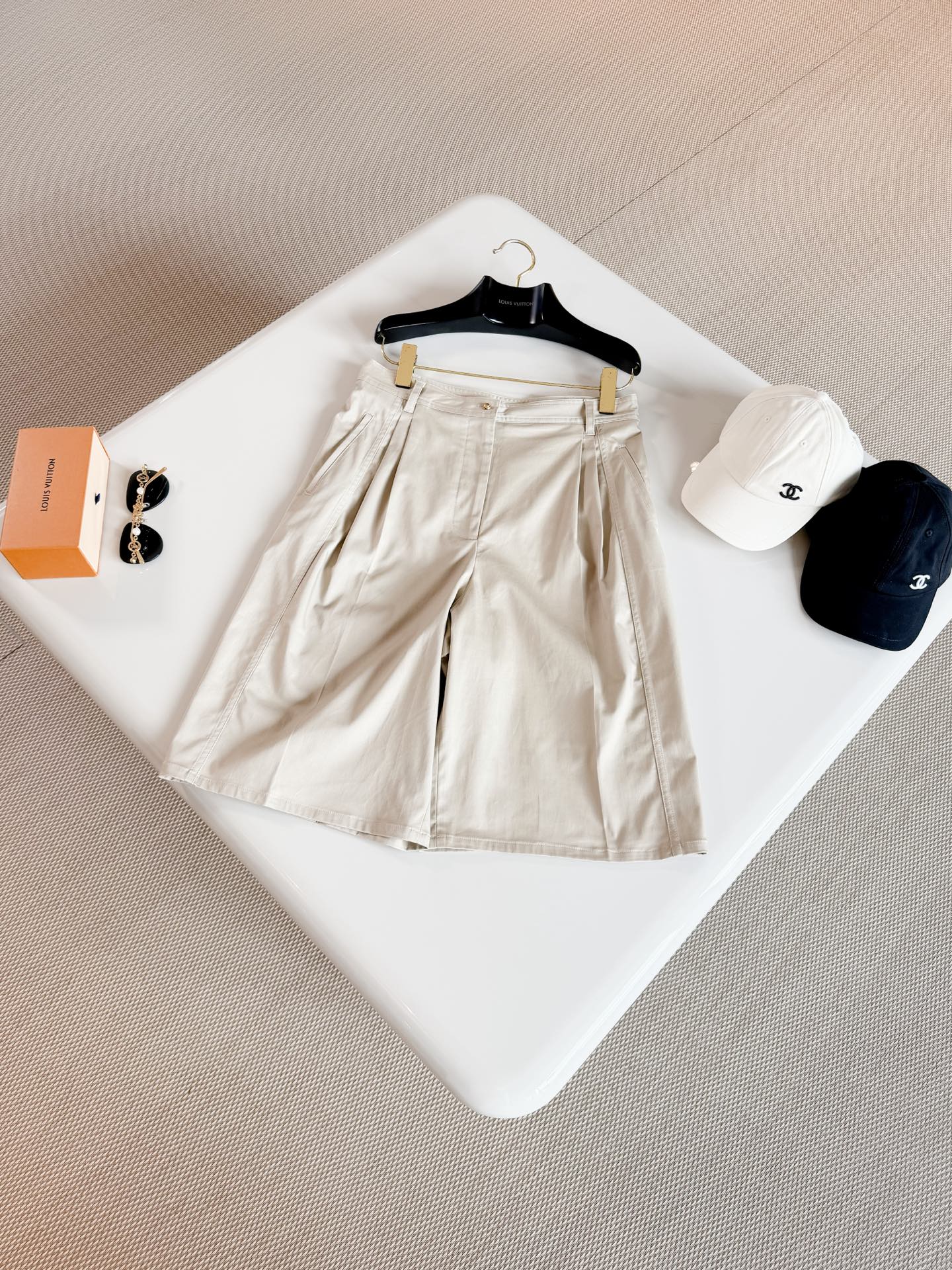 NO:954731,LOUIS 26S Apricot pleated Gaardani high-waisted wide shorts. Cotton Gabardine shorts in classic colors for a more attractive look. High-waisted design and leg-cutting. Decorated with pleats on the front and back, showing a unique and sophisticated sense of tailoring. Patch pocket design makes it more sophisticated. Top quality,,louis vuitton,shorts,19860909LOUIS 26S 杏色褶裥华达尼高腰阔型短裤 棉质加巴甸短裤采用经典色调 更显魅力 高腰设计与收脚剪裁 前后均饰有褶裥,呈现出独特且考究的剪裁感 配以贴袋设计更显精致 顶级品质,,louis vuitton,shorts,,Women's clothing