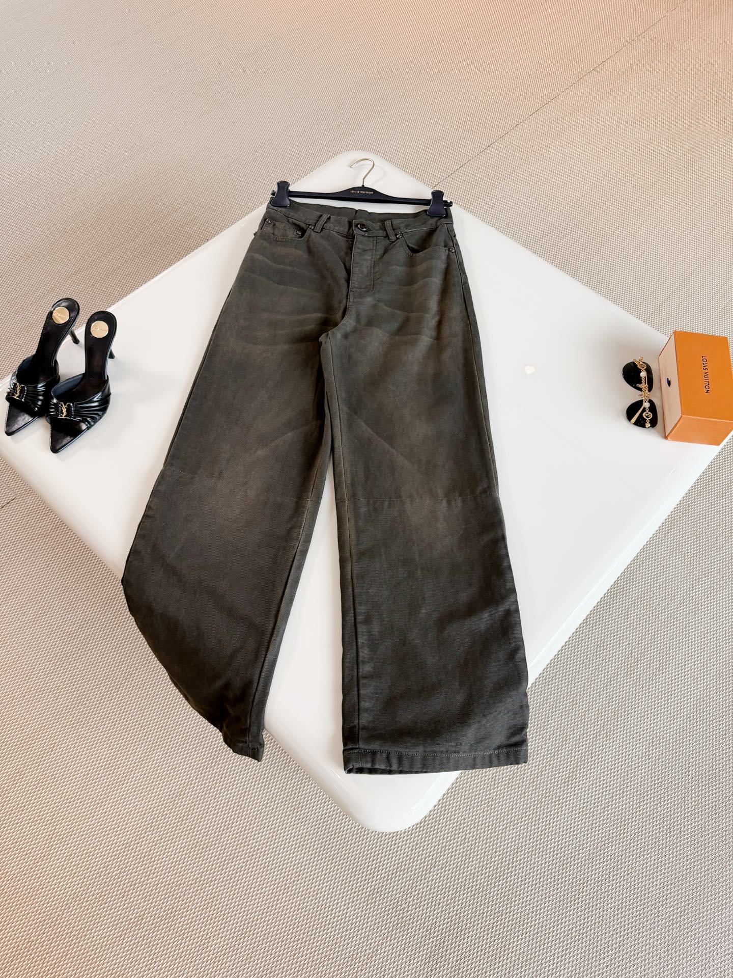 NO:956781,LOUIS 26S denim jeans with lining and jacquard stitching. The denim trousers are inspired by the British countryside. They are waxed in a retro style and decorated with a Monogram pattern on the lapels. They are decorated with leather embellishments on the back and pocket initials applique. Top quality for sale,,louis vuitton,jeans,19860909LOUIS 26S 内里老花提花拼接丹宁牛仔裤 牛仔长裤的灵感来自英国乡村 采用复古风格的打蜡处理,翻领处饰有Monogram图案,背面饰有皮革点缀搭配口袋字母缩写贴花 顶级品质发售,,louis vuitton,jeans,,Women's clothing