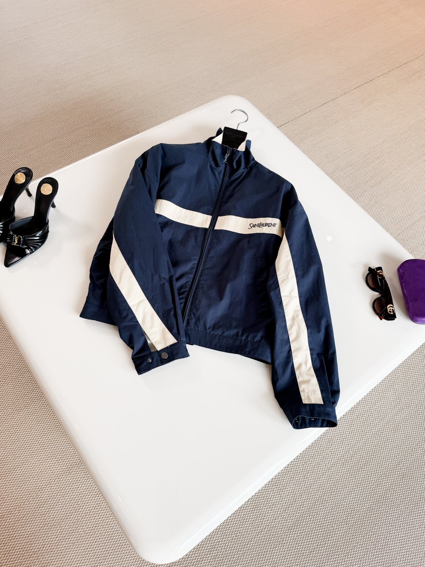 NO:955584,YSL 26S navy blue contrast sports stand collar Gaardani casual jacket. Navy blue body stand collar retro sports style. Beige stripes on the chest with navy blue embroidered logo. High brand recognition. Zipper closure. Hand pockets on both sides. Design and practicality.,saint laurent,jackets & coats,19860909YSL 26S 藏蓝撞色运动立领华达尼休闲夹克 藏蓝衣身立领复古运动风 胸前米色条纹配藏蓝刺绣logo 品牌辦识度超高,拉链开合 双侧插手口袋 设计感与实用性兼具,,saint laurent,jackets & coats,,Women's clothing
