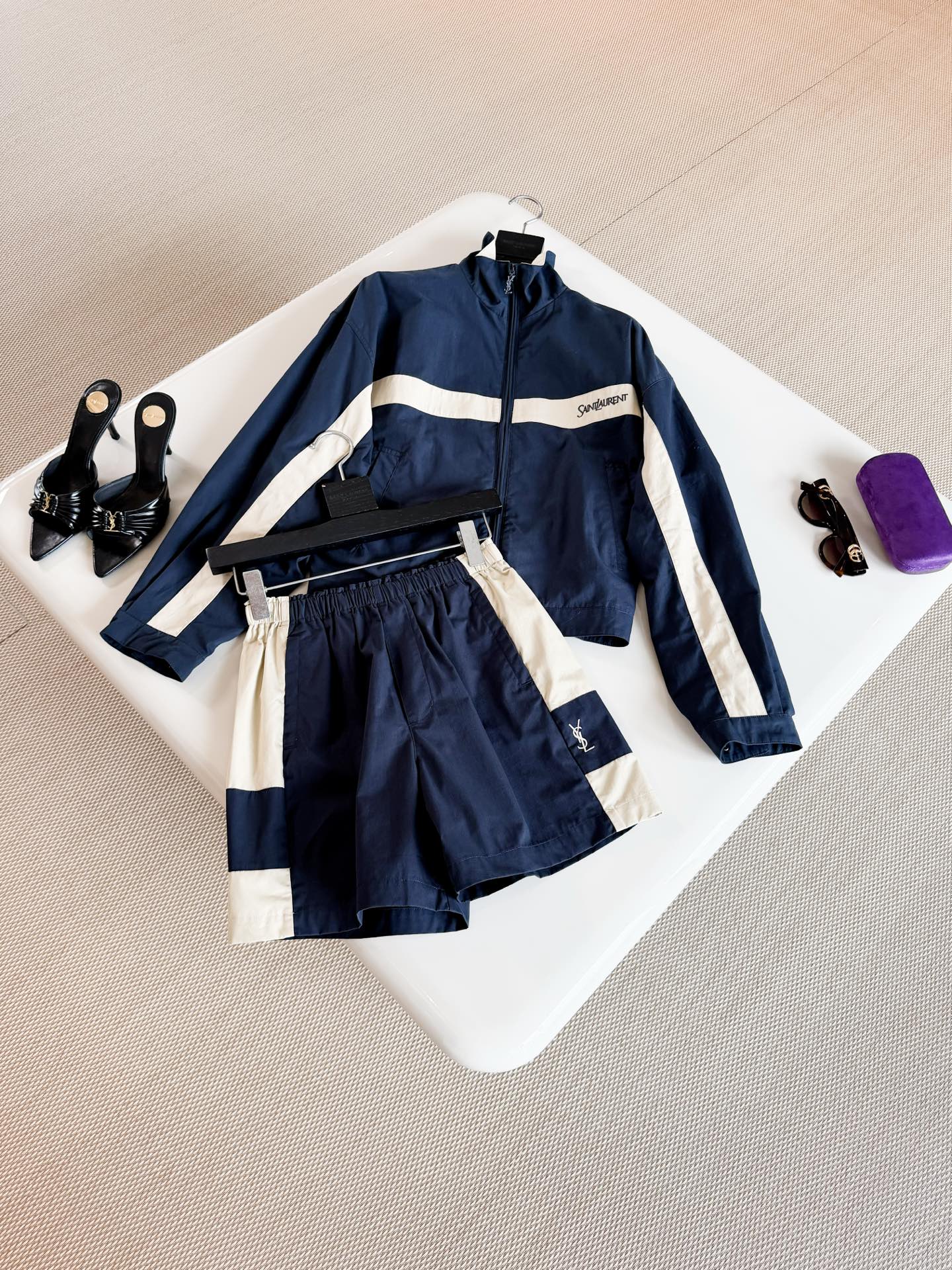 NO:955597,YSL 26S navy blue color-blocked high-waisted Gaardani casual shorts. Navy blue trousers with retro sports style. Beige stripes on both sides of the trousers with brand embroidered logo. High brand recognition, elastic elastic waist, both design and practicality. Top quality, saint laurent,shorts,19860909YSL 26S 藏蓝拼色高腰华达尼休闲短裤 藏蓝裤身复古运动风 裤身双侧米色条纹配品牌刺绣logo 品牌辦识度超高,弹力松紧腰部 设计感与实用性兼具 顶级品质,,saint laurent,shorts,,Women's clothing
