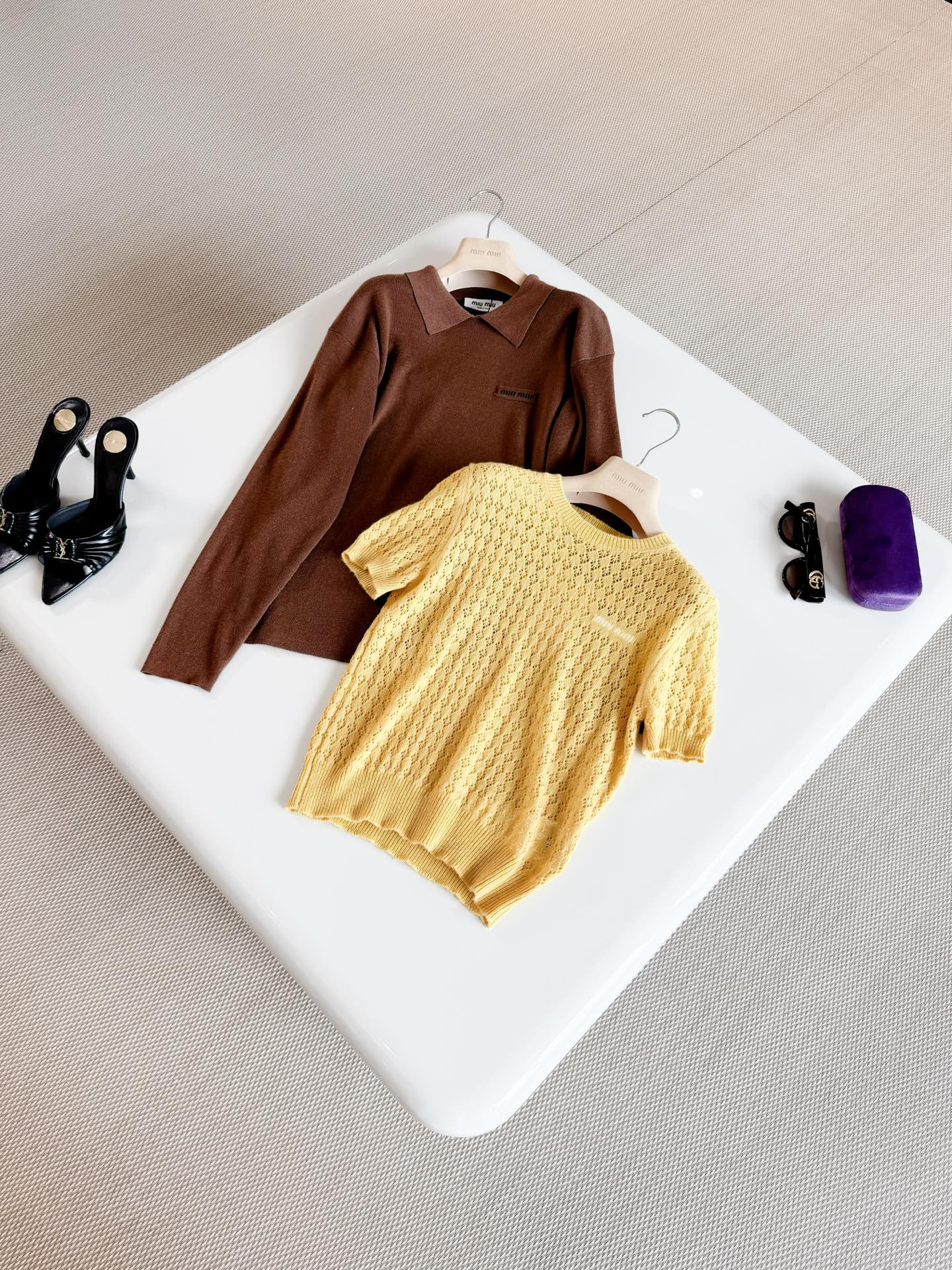 NO:956738,MIU 26S brown polo rib knitted T-shirt with letter logo. Selected wool sweaters with Polo collar to interpret the classic knitted style. It exudes timeless charm. The rib knitted pattern outlines the silhouette and injects rhythm and layering into the overall design. Top quality for sale,,miumiu,tees,t-shirt,19860909MIU 26S 字母徽标棕色polo罗纹针织T恤 精选羊毛针织衫以Polo领演绎经典针织款式 散发隽永魅力,罗纹针织图案勾勒廓形 为整体设计注入律动与层次感 顶级品质发售,,miumiu,tees，t-shirt,,Women's clothing