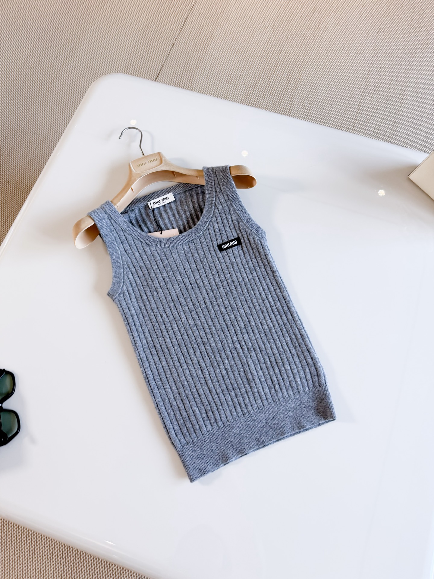 NO:956745,MIU 26S letter logo stretch slim knitted sleeveless vest. The sweater is made of wool material. The texture is clear and three-dimensional. Classic large round U-neck design, black woven logo sewn on the left chest. Printed with brand letters. Low-key, refined and highly recognizable. Top quality,,miumiu,19860909MIU 26S 字母徽标弹力修身针织无袖背心 针织衫采用羊毛材质制作而成 质感肌理感清晰立体 经典大圆U领设计,左胸缝制黑色织唛徽标 印有品牌字母 低调精致辨识度高 顶级品质,,miumiu,,Women's clothing