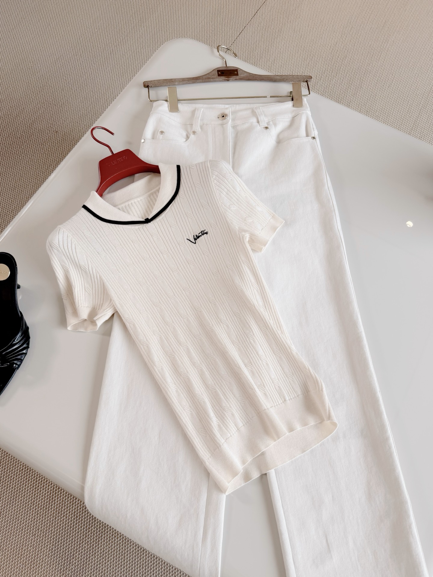 NO:956736,VALEN 26S hollow dark pattern jacquard polo stretch rib knitted sweater. Knitted short sleeves are knitted from cotton fabric. The overall vertical pit texture is matched with dark pattern jacquard. The texture is exquisite. The Polo collar is decorated with black contrasting edges. The small button tab design on the neckline is simple and low-key. Top quality sale, valentino, T-shirt,19860909VALEN 26S 镂空暗纹提花polo弹力罗纹针织衫 针织短袖采用棉质面料针织而成 整体竖坑条肌理搭配暗纹提花 质感精致,Polo领做黑色细撞色包边点缀 领口小巧扣袢设计简约低调 顶级品质发售,,valentino,T-shirt,,Women's clothing