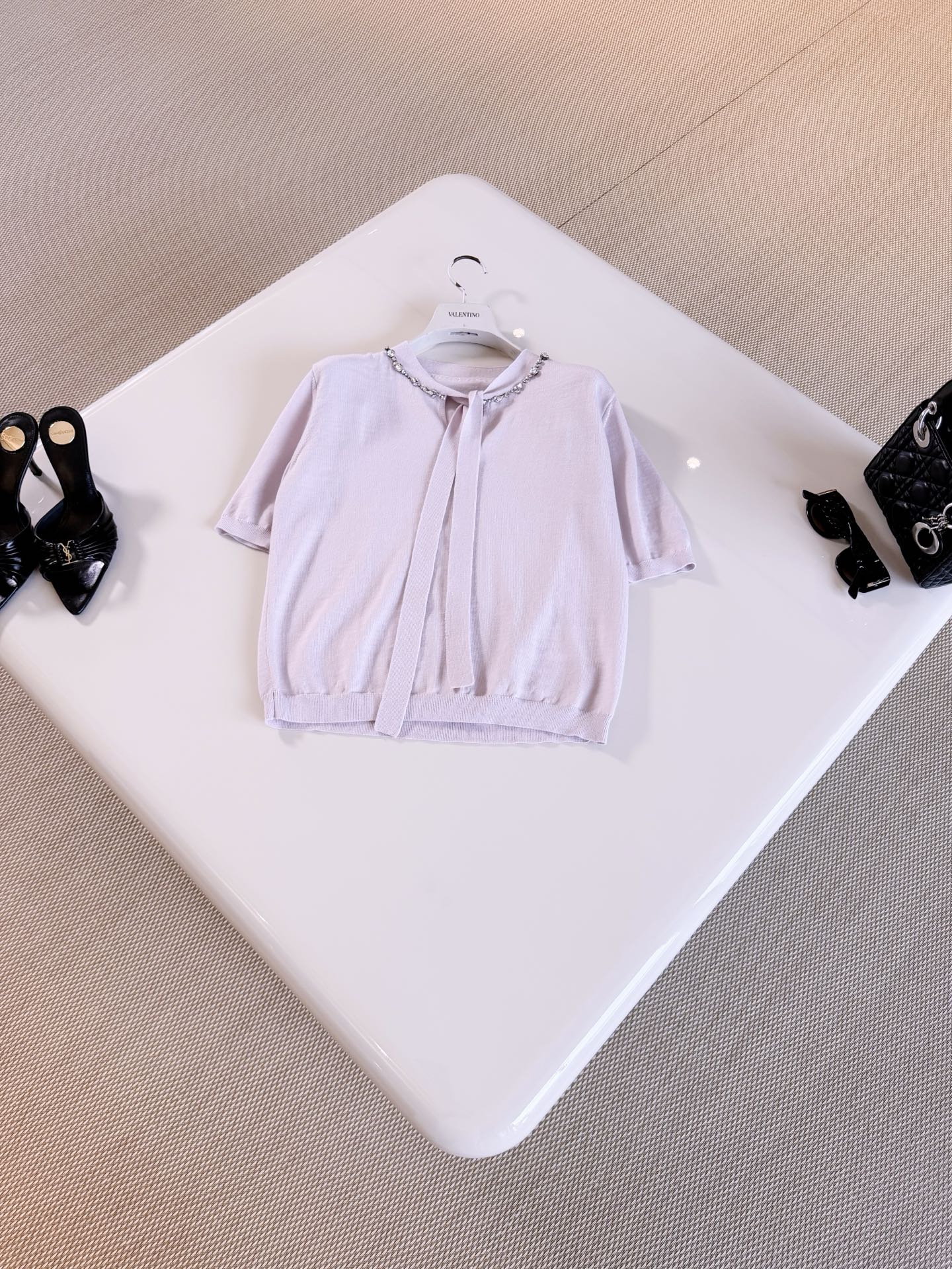 NO:956756,VALEN 26S Heavy-duty rhinestone embroidered neckline ribbon wool sweater. Taro purple knitted top is knitted from wool fabric. The neckline is hand-stitched with small and large gradient rhinestones, sparkling and exquisite. It is designed with ribbons and laces of the same color. The version is soft and casual, gentle and elegant. Top quality,,valentino,19860909VALEN 26S 重工水钻刺绣领口飘带羊毛针织衫 香芋紫针织上衣采用羊毛面料针织而成 领口手工缝制大小渐变水钻,闪耀精致 搭配同色系飘带系带设计 版型柔和随性 温柔优雅 顶级品质,,valentino,,Women's clothing