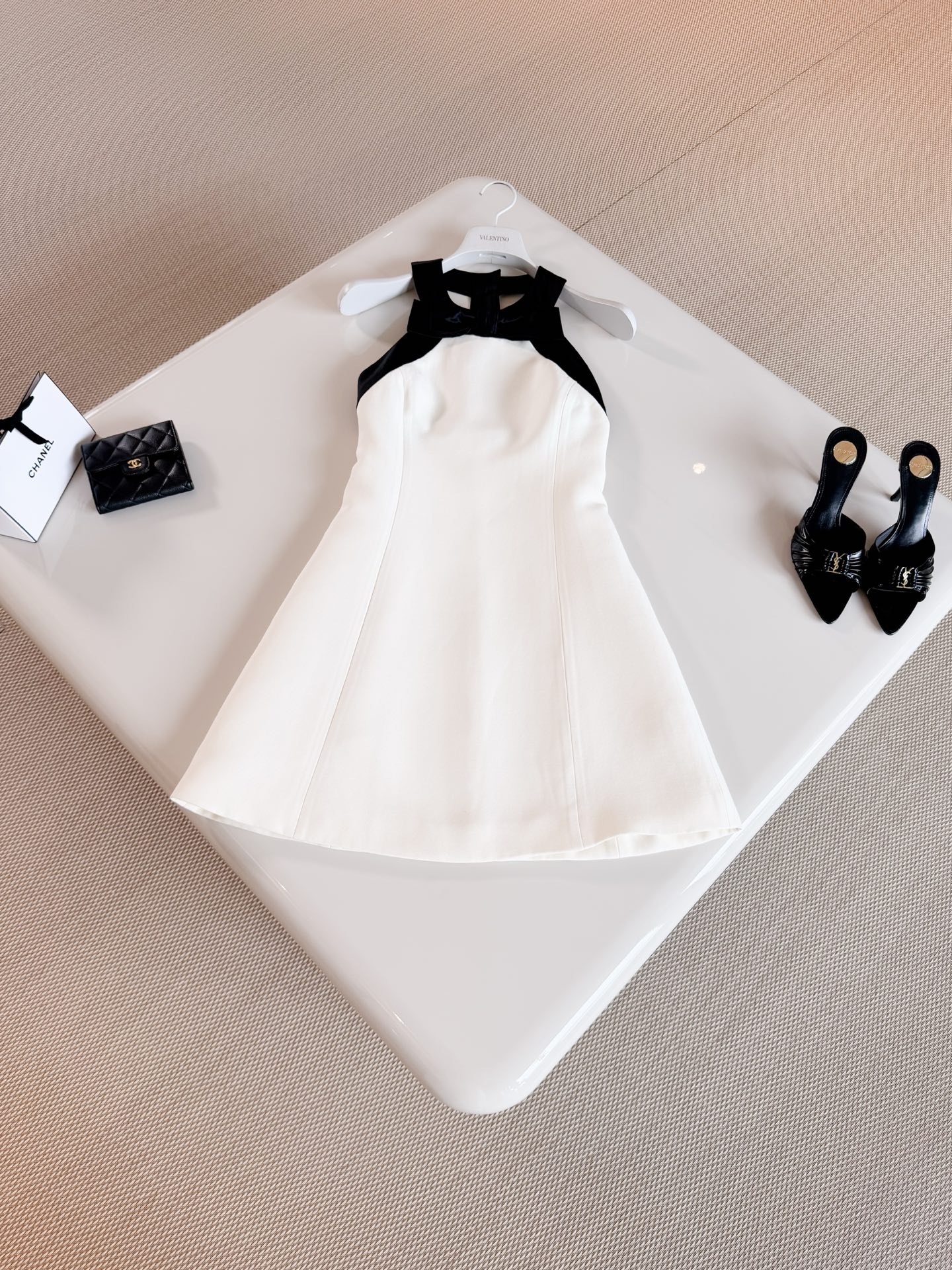 NO:957845,VALEN 26S three-dimensional bow black and white contrast halterneck sleeveless dress. Black and white contrast halter neck dress is made of crisp and stylish fabrics. It is not easy to wrinkle. The neckline is matched with black satin edge and three-dimensional bow. The back is hollowed out. The waist is three-dimensional split tailoring design. Top quality, valentino, skirts,19860909VALEN 26S 立体蝴蝶结黑白撞色挂脖无袖连衣裙 黑白撞色挂脖连衣裙采用挺括有型的面料 不易起皱,领口搭配黑色缎面边与立体蝴蝶结 后背镂空设计 收腰立体分割剪裁设计 顶级品质,,valentino,skirts,,Women's clothing