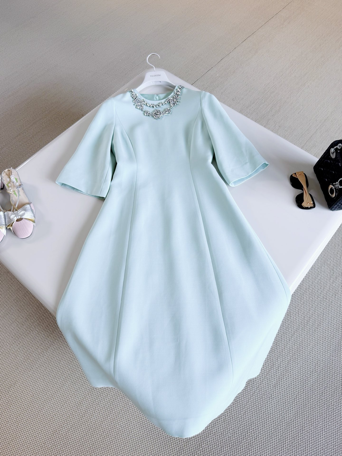 NO:956774,VALEN 26S Heavy-duty three-dimensional rhinestone embroidered neckline wool dress. The mint green dress is made of wool blended fabric. It has a neat drape and is not easy to wrinkle. The round neck is hand-drilled to create a necklace-style gorgeous diamond ornament. The diamond surface shines exquisitely. It is paired with three-quarter sleeves. The skirt is slim and slim. Top quality,,valentino,skirts,necklace,19860909VALEN 26S 重工立体水钻刺绣领口羊毛连衣裙 薄荷绿连衣裙采用羊毛混纺面料制作而成 垂感利落不易皱,圆领处手工钉钻打造项链式华丽钻饰 钻面闪耀精致 搭配五分中袖 裙摆修身显瘦 顶级品质,,valentino,skirts,necklace,,Women's clothing