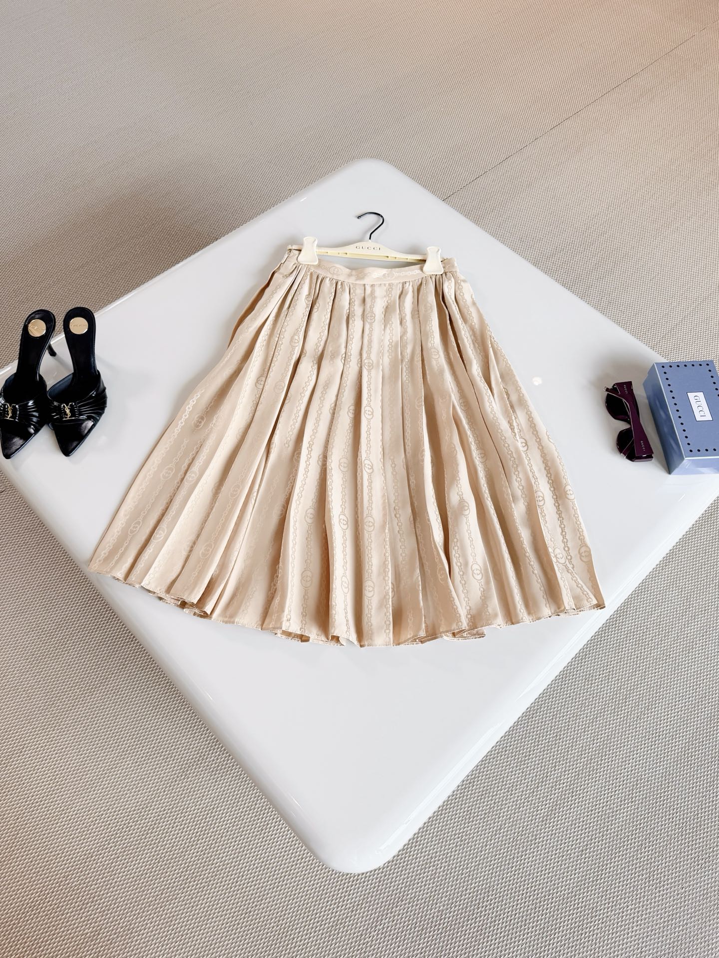 NO:957825,GUC 26S GG chain dark pattern jacquard silk pleated skirt. Under the interpretation of a modern perspective, traditional patterns glow with new brilliance. The silhouette is natural and smooth, and the ruffled mid-length mulberry silk skirt features an interlocking double G chain jacquard pattern as the design highlight. Top quality,,gucci,skirts,real silk,19860909GUC 26S GG锁链暗纹提花真丝百褶半身裙 在现代视角的诠释下 传统图案焕发出新的光彩 廓形自然流畅,褶饰中长款桑蚕丝半身裙以互扣式双G链带提花图案为设计亮点 顶级品质,,gucci,skirts,real silk,,Women's clothing