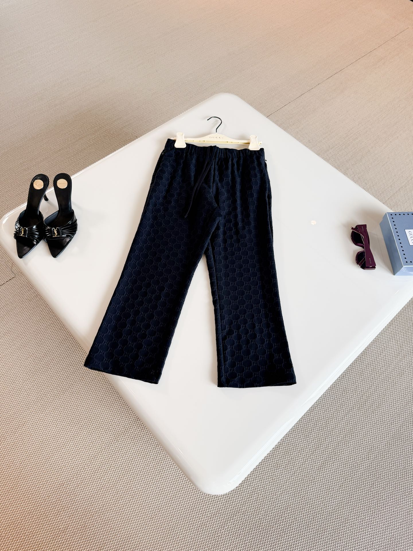 NO:957874,GUC 26S GG dark pattern jacquard elastic drawstring slim trousers, all over the same color GG dark pattern jacquard, three-dimensional relief texture, low-key and layered, elastic drawstring design at the waist, invisible zipper pockets on both sides, taking into account both beauty and practicality, top quality,,gucci,19860909GUC 26S GG暗纹提花弹力抽绳修身长裤 通体满幅同色GG暗纹提花 立体浮雕肌理 低调富有层次感 腰部采用松紧抽绳设计,两侧设置隐形拉链口袋 兼顾美观与实用性 顶级品质,,gucci,,Women's clothing