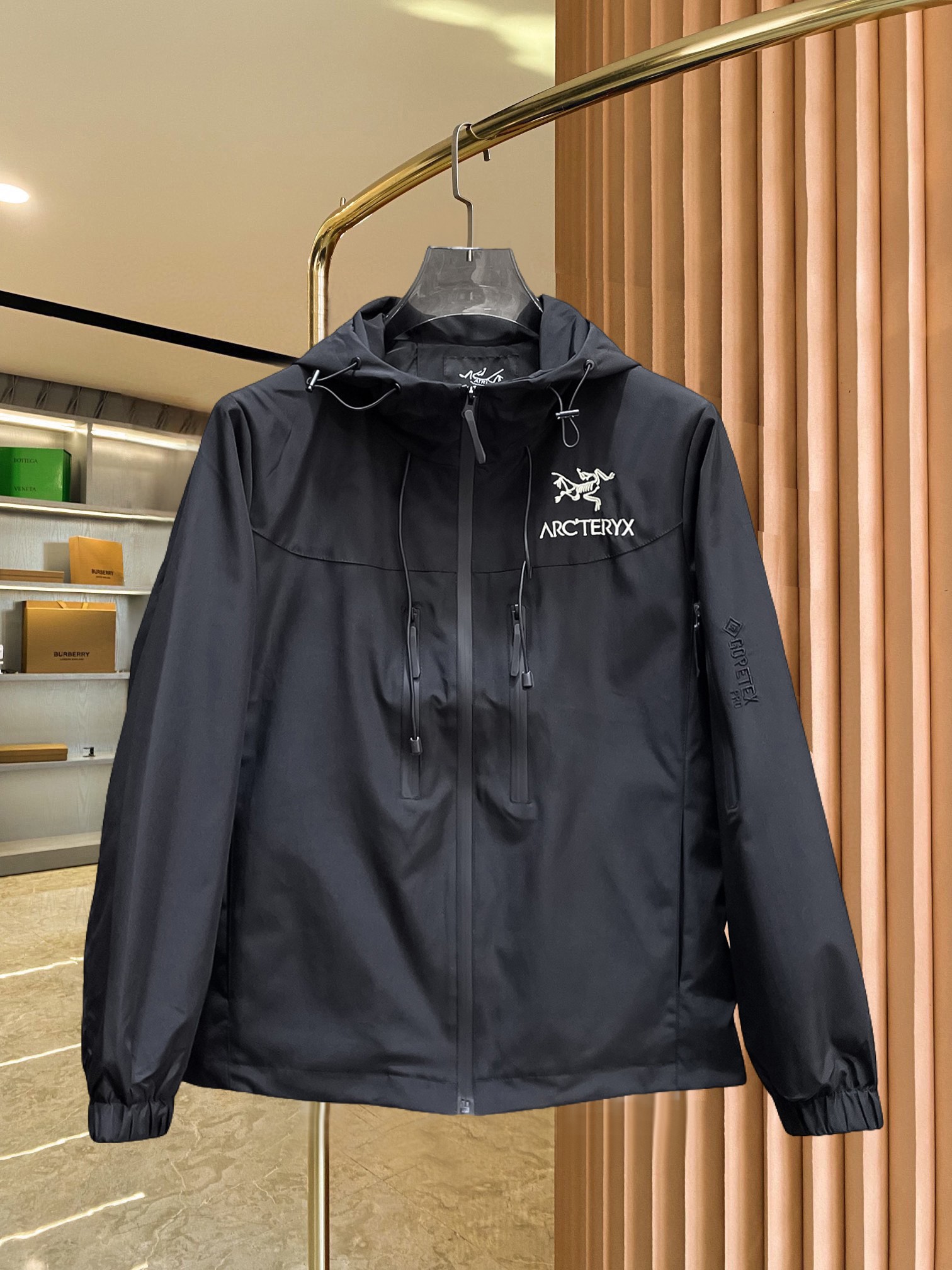 NO:521847,Archaeopteryx 2025 spring new jacket jacket, the new product on the show is perfect, comfortable and warm, the three standards are complete in color and full and attractive, and the very outstanding design easily advances the sense of fashion, the workmanship is extremely exquisite and rigorous, and the wiring is neat and meticulous!  A masterpiece of a big-name designer!  The upper body doesn't look bloated and super handsome!  Spot code M ~ XXXL,arc'teryx,jackets & coats,jackets & coats,alexander wang19860909始祖鸟 2025春季新款夹克外套,秀场新品品相非常完美,舒适保暖,三标齐全色泽饱满诱人,非常出彩的设计,轻松将时髦感进阶,做工极为考究严谨,走线工整细致！大牌设计师巨作！上身不显臃肿、超级帅气！现货码数M ～ XXXL,arc'teryx,jackets & coats,jackets & coats,alexander wang,Men's clothing