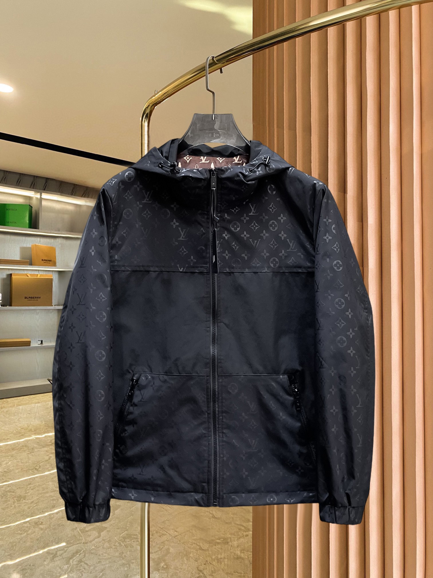 NO:521850,Lv 2025 spring new jacket jacket, the new product on the show is perfect, comfortable and warm, the three standards are complete in color and full and attractive, and the very outstanding design easily advances the sense of fashion, the workmanship is extremely exquisite and rigorous, and the wiring is neat and meticulous!  A masterpiece of a big-name designer!  The upper body doesn't look bloated and super handsome!  Spot code M ~ XXXL,,louis vuitton,jackets & coats,jackets & coats,alexander wang19860909Lv 2025春季新款夹克外套,秀场新品品相非常完美,舒适保暖,三标齐全色泽饱满诱人,非常出彩的设计,轻松将时髦感进阶,做工极为考究严谨,走线工整细致！大牌设计师巨作！上身不显臃肿、超级帅气！现货码数M ～ XXXL,,louis vuitton,jackets & coats,jackets & coats,alexander wang,Men's clothing