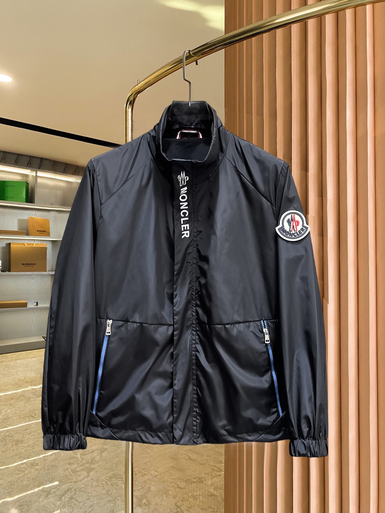 NO:521853,The new 2025 spring jacket, the new product on the show is perfect, comfortable and warm, the three-standard complete colors and full and attractive, and the very outstanding design easily advances the sense of fashion. The workmanship is extremely exquisite and rigorous, and the wiring is neat and meticulous!  A masterpiece of a big-name designer!  The upper body doesn't look bloated and super handsome!  Spot code M ~ XXXL,,Moncler,jackets & coats,jackets & coats,alexander wang19860909蒙口 2025春季新款夹克外套,秀场新品品相非常完美,舒适保暖,三标齐全色泽饱满诱人,非常出彩的设计,轻松将时髦感进阶,做工极为考究严谨,走线工整细致！大牌设计师巨作！上身不显臃肿、超级帅气！现货码数M ～ XXXL,,Moncler,jackets & coats,jackets & coats,alexander wang,Men's clothing