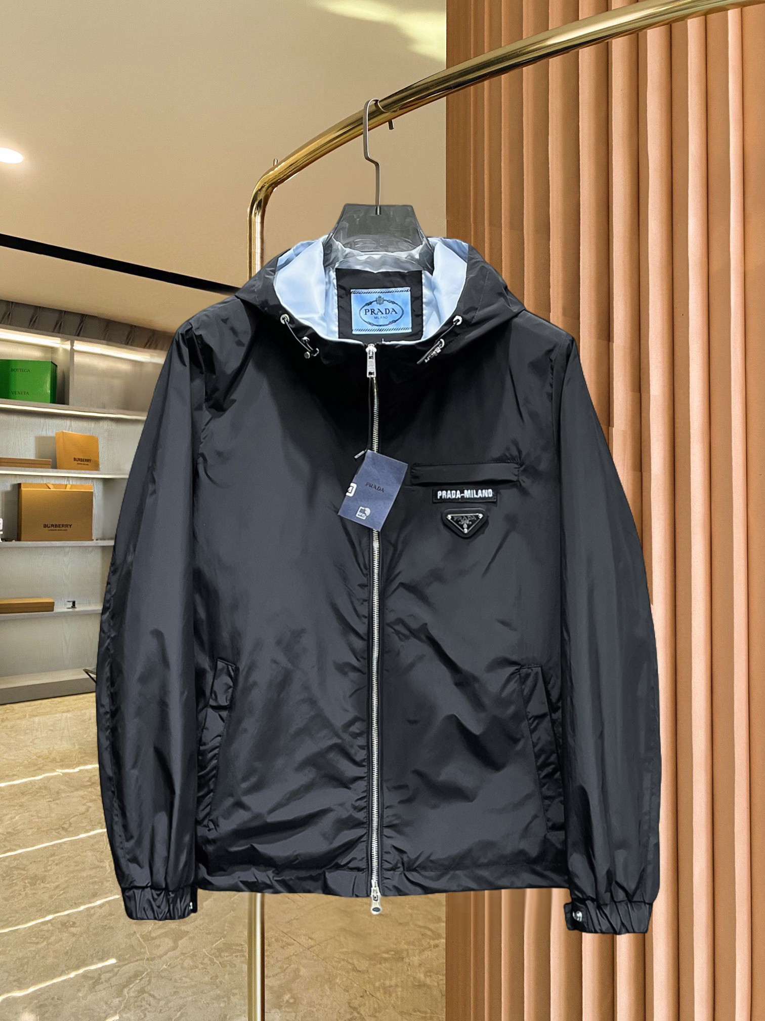 NO:521857,Prada's new spring jacket 2025, the new product on the show is perfect, comfortable and warm, the three standards have a complete color and full and attractive color, and the very outstanding design easily advances the sense of fashion, the workmanship is extremely exquisite and rigorous, and the wiring is neat and meticulous!  A masterpiece of a big-name designer!  The upper body doesn't look bloated and super handsome!  Spot code M ~ XXXL,,prada,jackets & coats,jackets & coats,alexander wang19860909普拉达 2025春季新款夹克外套,秀场新品品相非常完美,舒适保暖,三标齐全色泽饱满诱人,非常出彩的设计,轻松将时髦感进阶,做工极为考究严谨,走线工整细致！大牌设计师巨作！上身不显臃肿、超级帅气！现货码数M ～ XXXL,,prada,jackets & coats,jackets & coats,alexander wang,Men's clothing