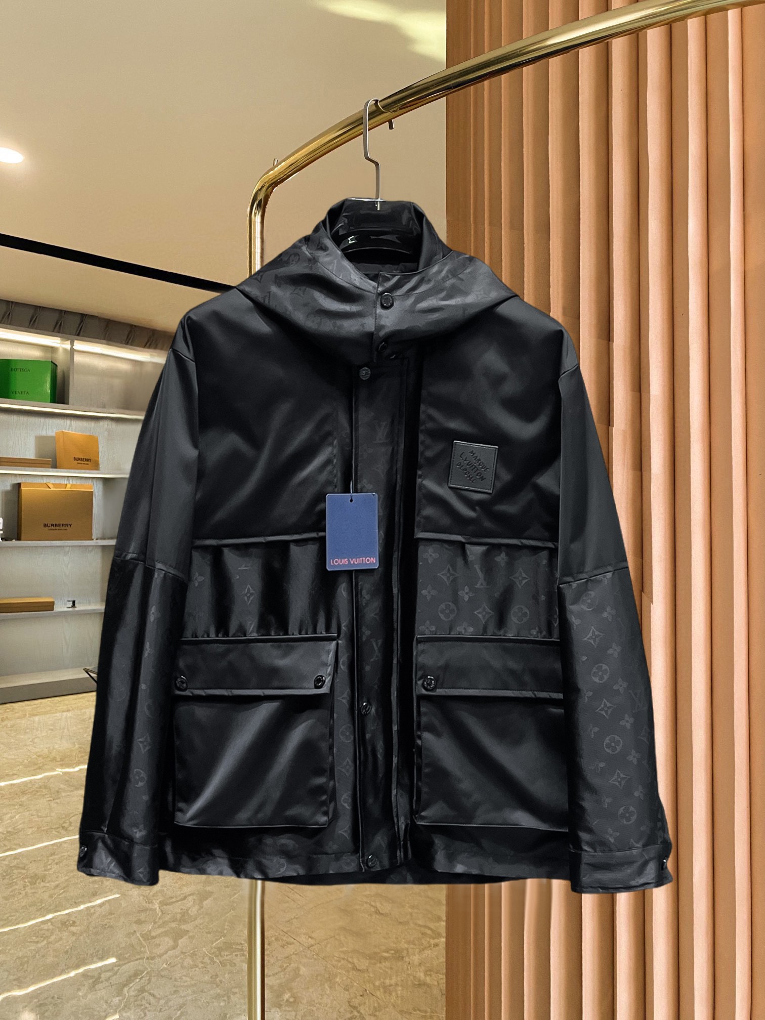 NO:521827,Lv 2025 spring new jacket jacket, the new product on the show is perfect, comfortable and warm, the three standards are complete in color and full and attractive, and the very outstanding design easily advances the sense of fashion, the workmanship is extremely exquisite and rigorous, and the wiring is neat and meticulous!  A masterpiece of a big-name designer!  The upper body doesn't look bloated and super handsome!  Spot code M ~ XXXL,,louis vuitton,jackets & coats,jackets & coats,alexander wang19860909Lv 2025春季新款夹克外套,秀场新品品相非常完美,舒适保暖,三标齐全色泽饱满诱人,非常出彩的设计,轻松将时髦感进阶,做工极为考究严谨,走线工整细致！大牌设计师巨作！上身不显臃肿、超级帅气！现货码数M ～ XXXL,,louis vuitton,jackets & coats,jackets & coats,alexander wang,Men's clothing